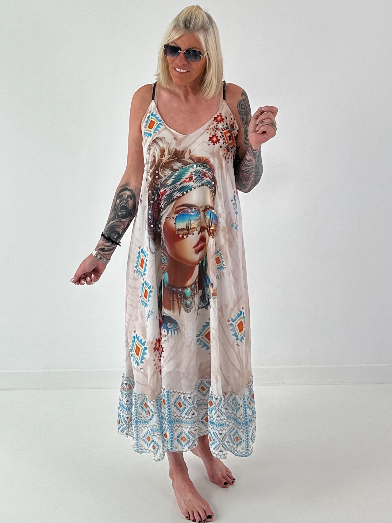 Luftiges Kleid mit verstellbaren Trägern - weiss-beige-mehrfarbig