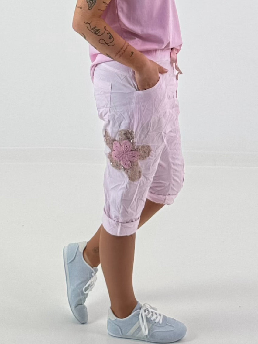 Short baggy shorts with crocheted flowers and sequins - pink