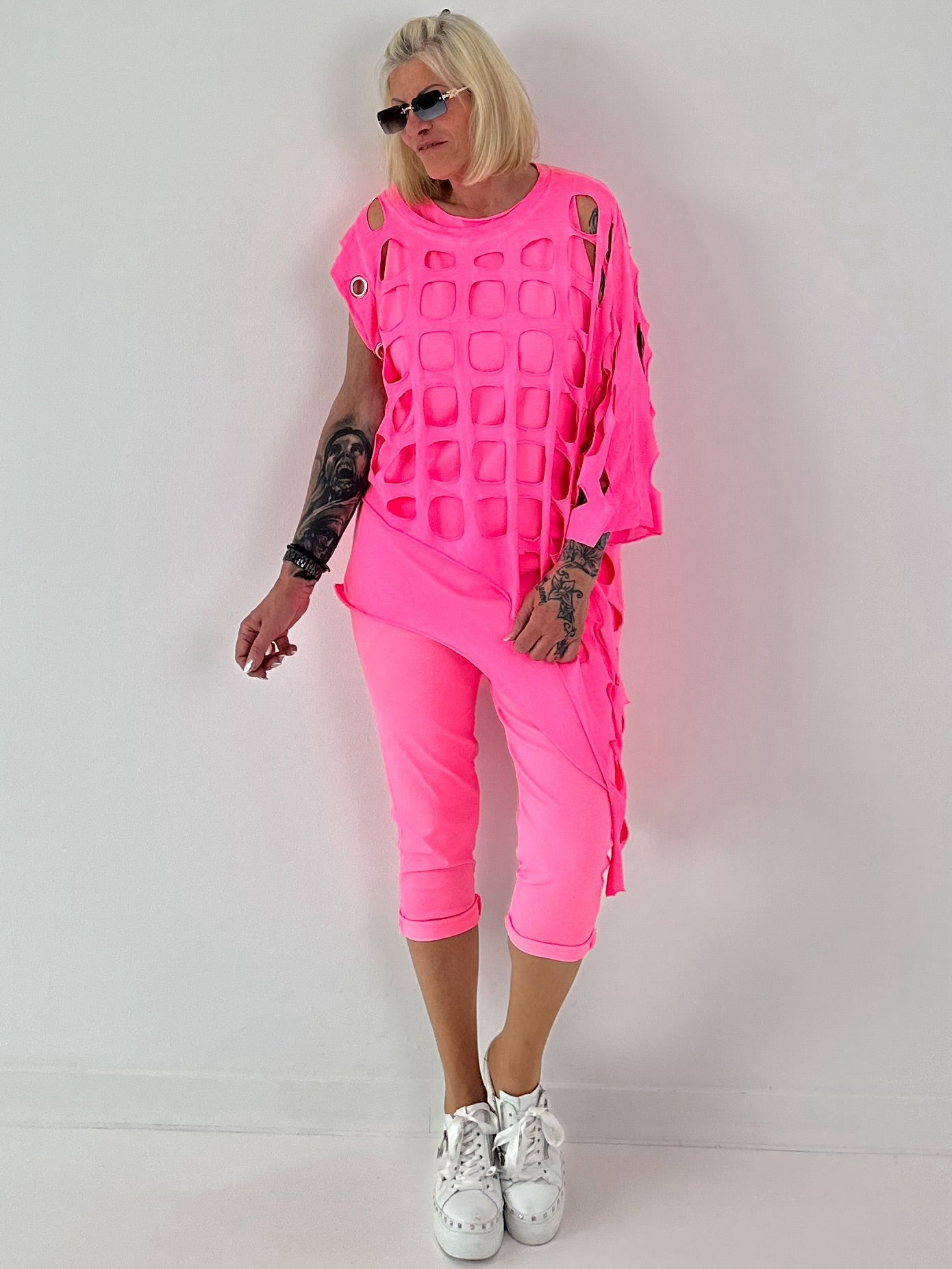 Shirt mit All-Over Cut-Outs und Ösen - neonpink