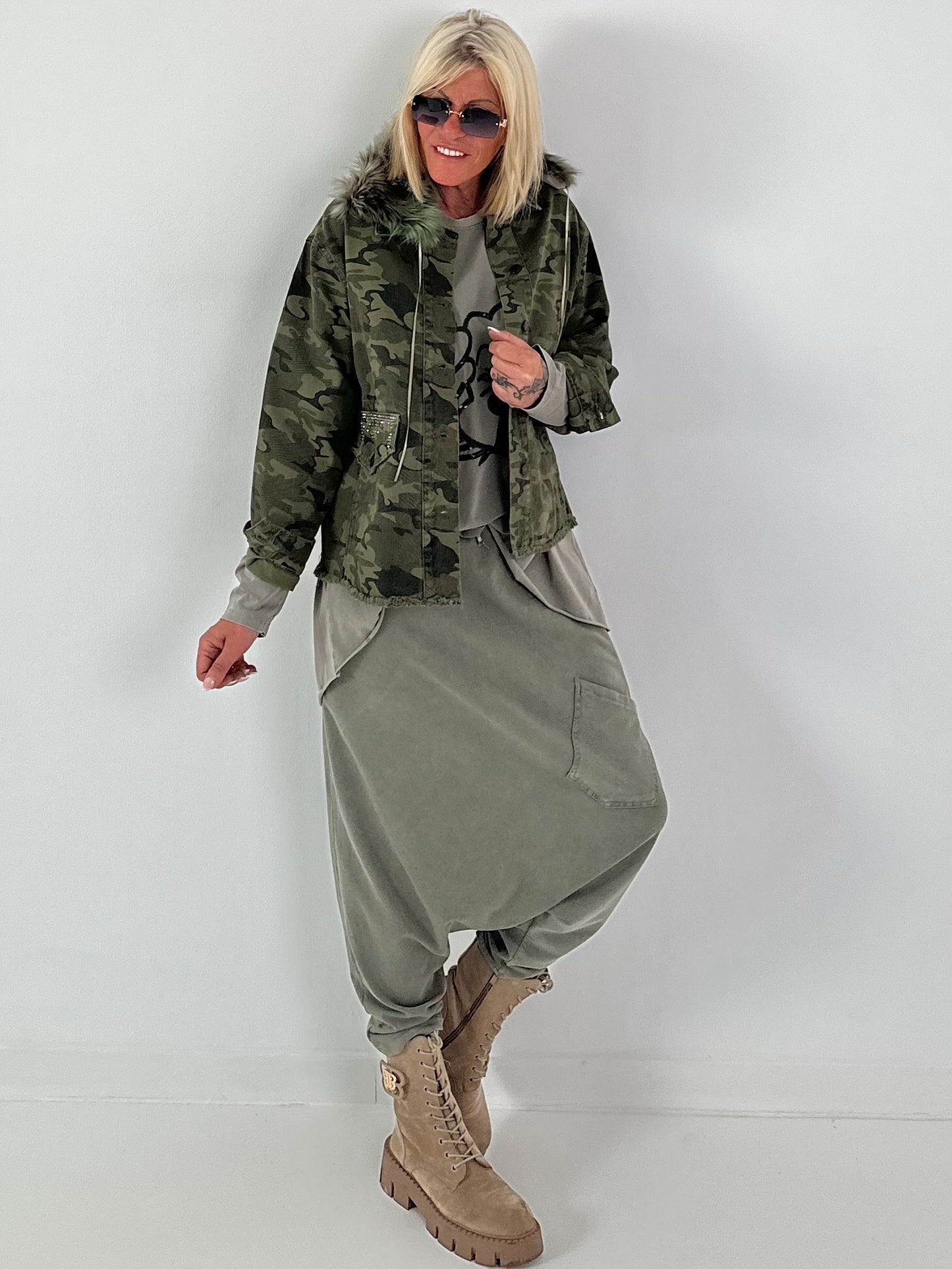 Stylische Jacke mit Fellkragen und großem Rückenpatch - camouflage