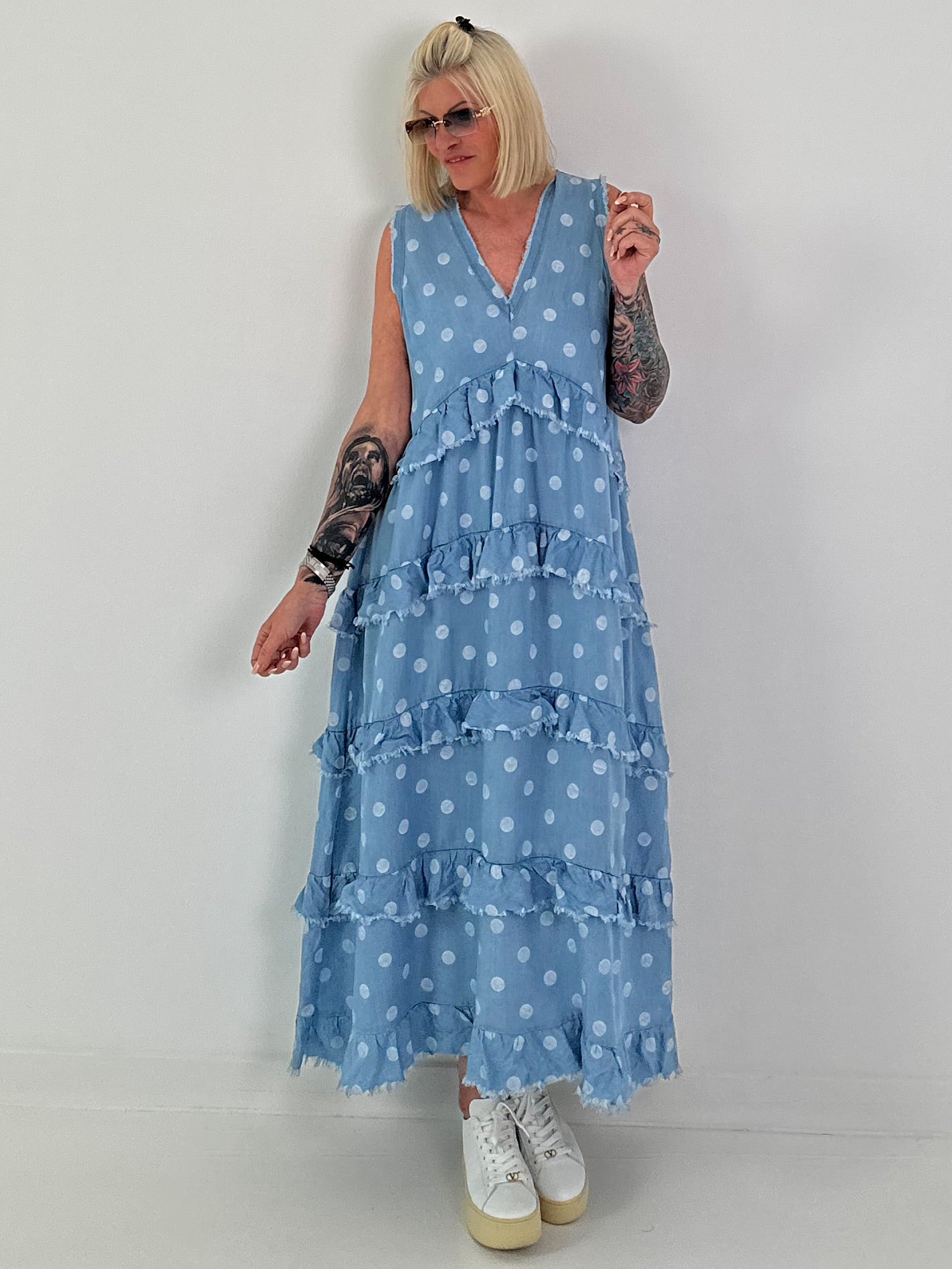 Jeanskleid Ärmellos mit Volant und Allover Punkten - hellblau