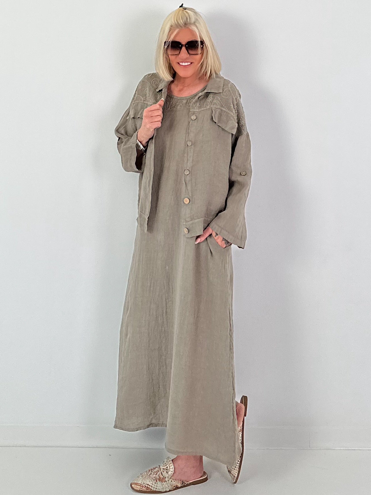 Mouwelose linnen jurk met haakwerk - taupe
