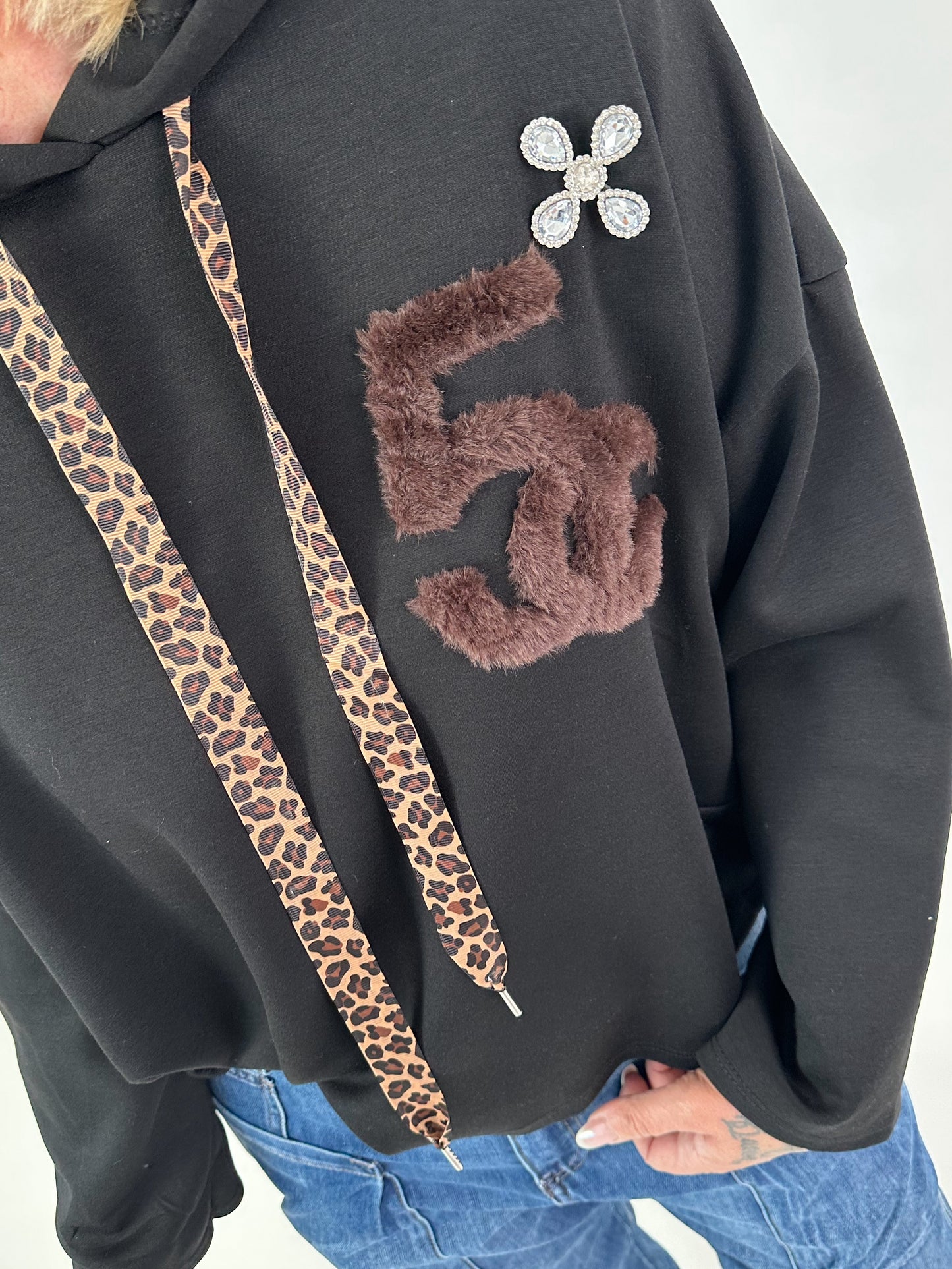 Hoodie mit Leo Bändchen und Teddyplüsch Print - schwarz