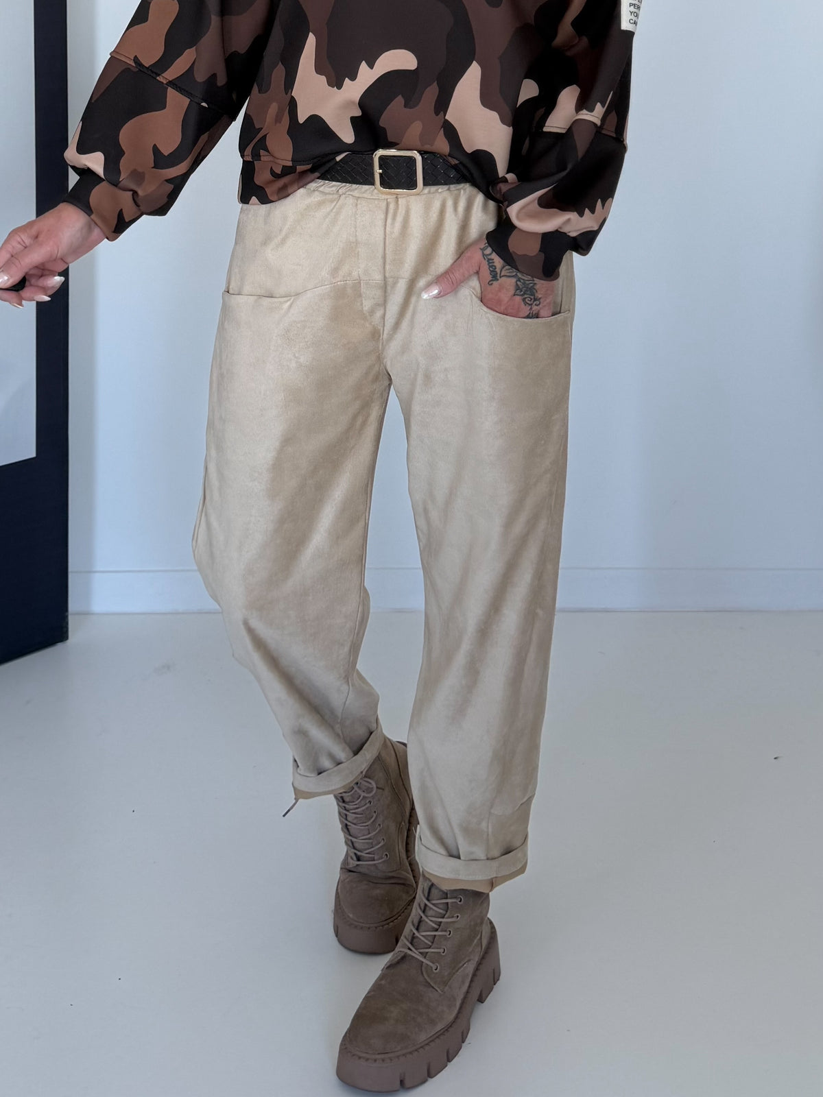 Hose in Wildleder-Optik mit Gürtel - sand