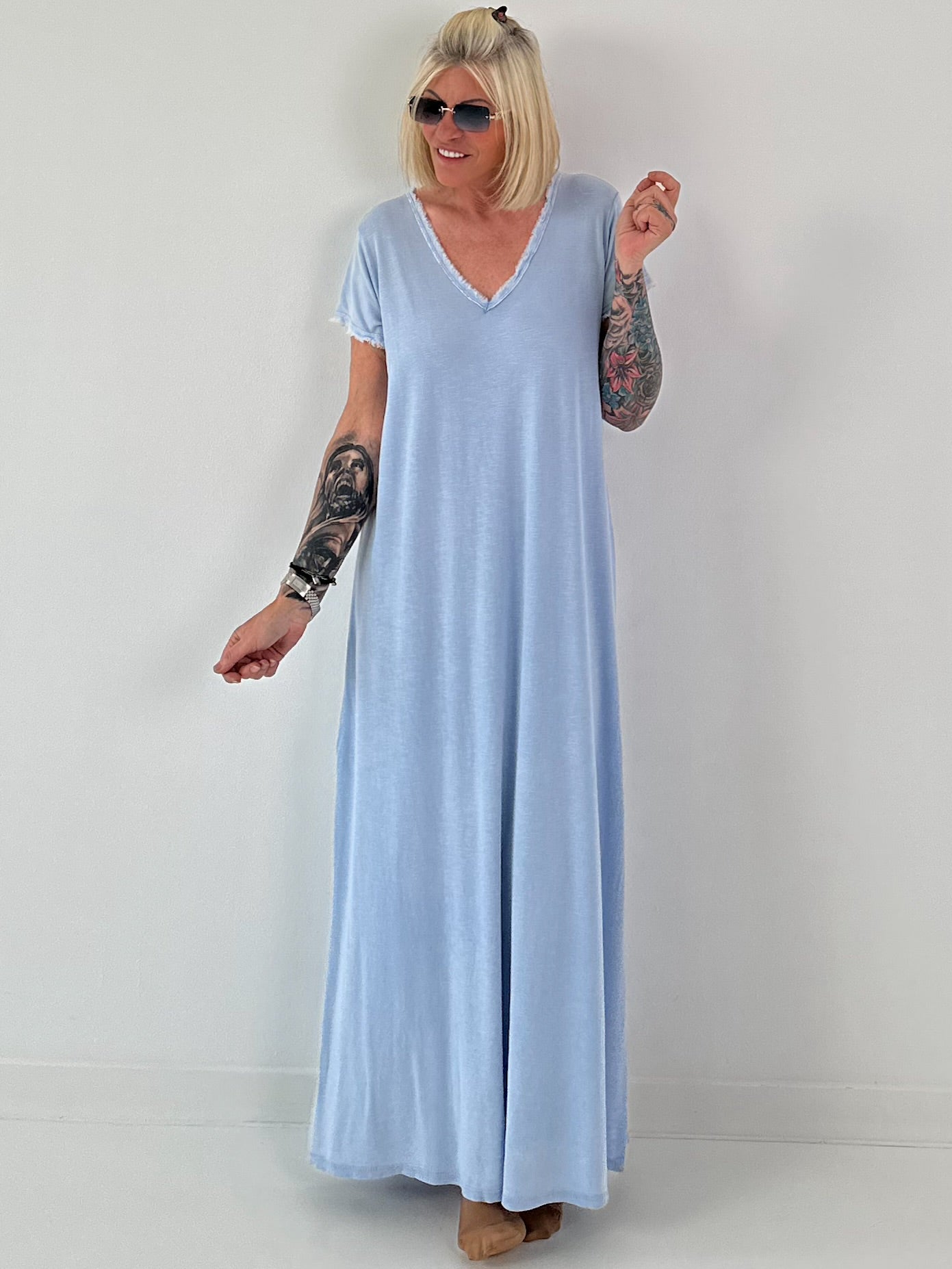 Maxi Kleid mit fransigen Abschlüssen - hellblau