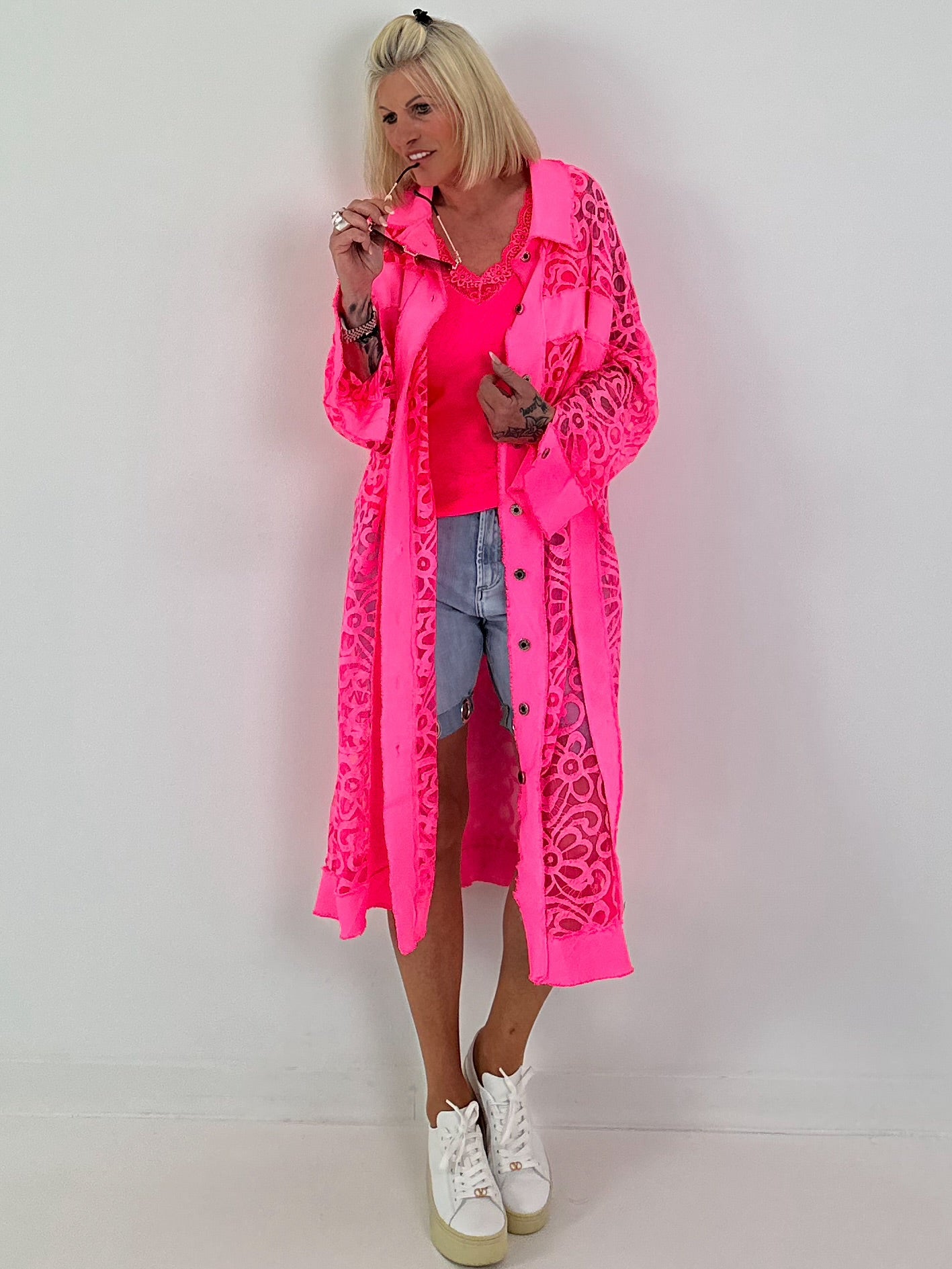 Jeansmantel mit floralem Netzeinsatz - neonpink