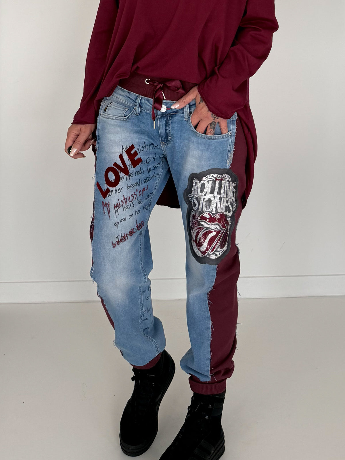 Jogg-Jeans im Used Look Love & Rock - denim-burgundi