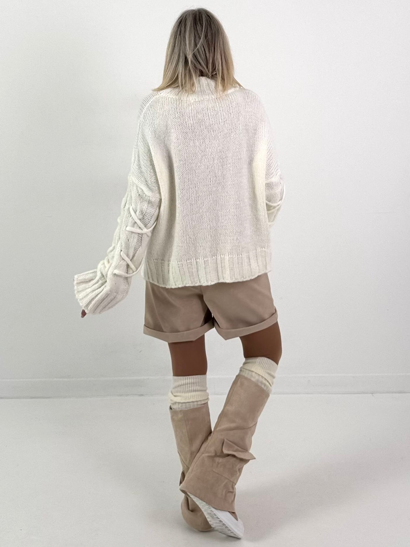 Trui model "Cozy Lace-Up" - ecru