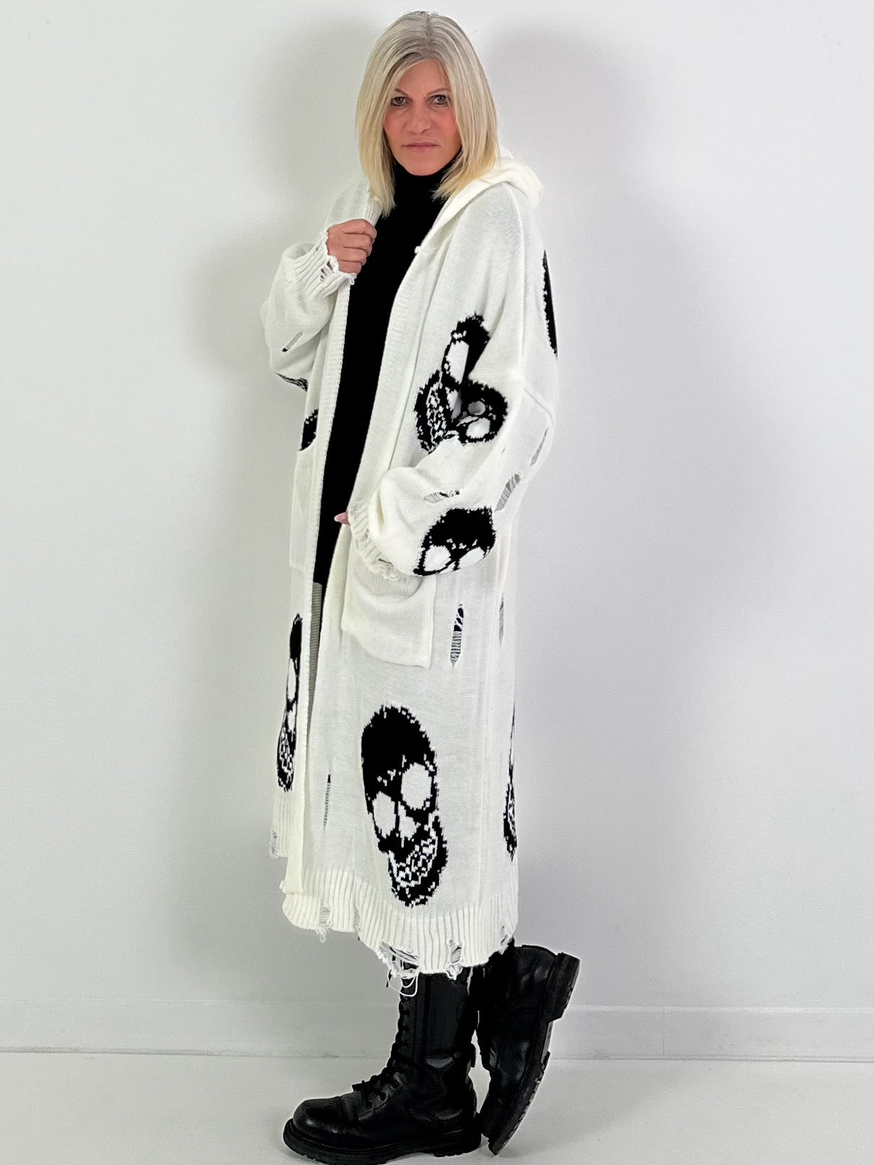 Oversized Strickmantel mit Kapuze Modell "Skull" - weiss-schwarz ( lieferbar ab ca. 13.12.25)