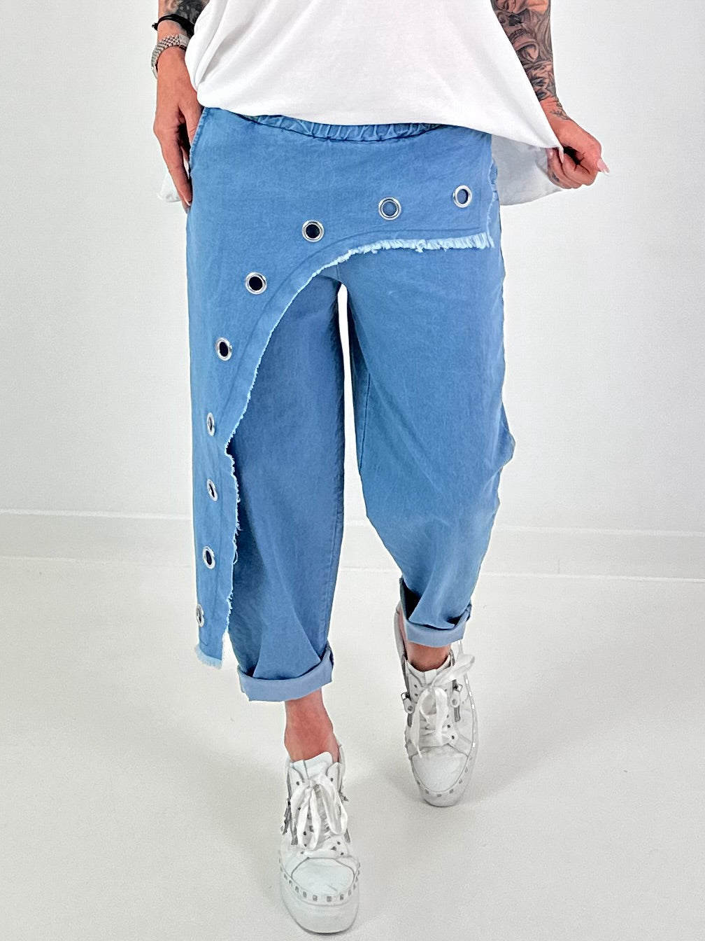 Jeanshose mit silbernen Ösen - hellblau