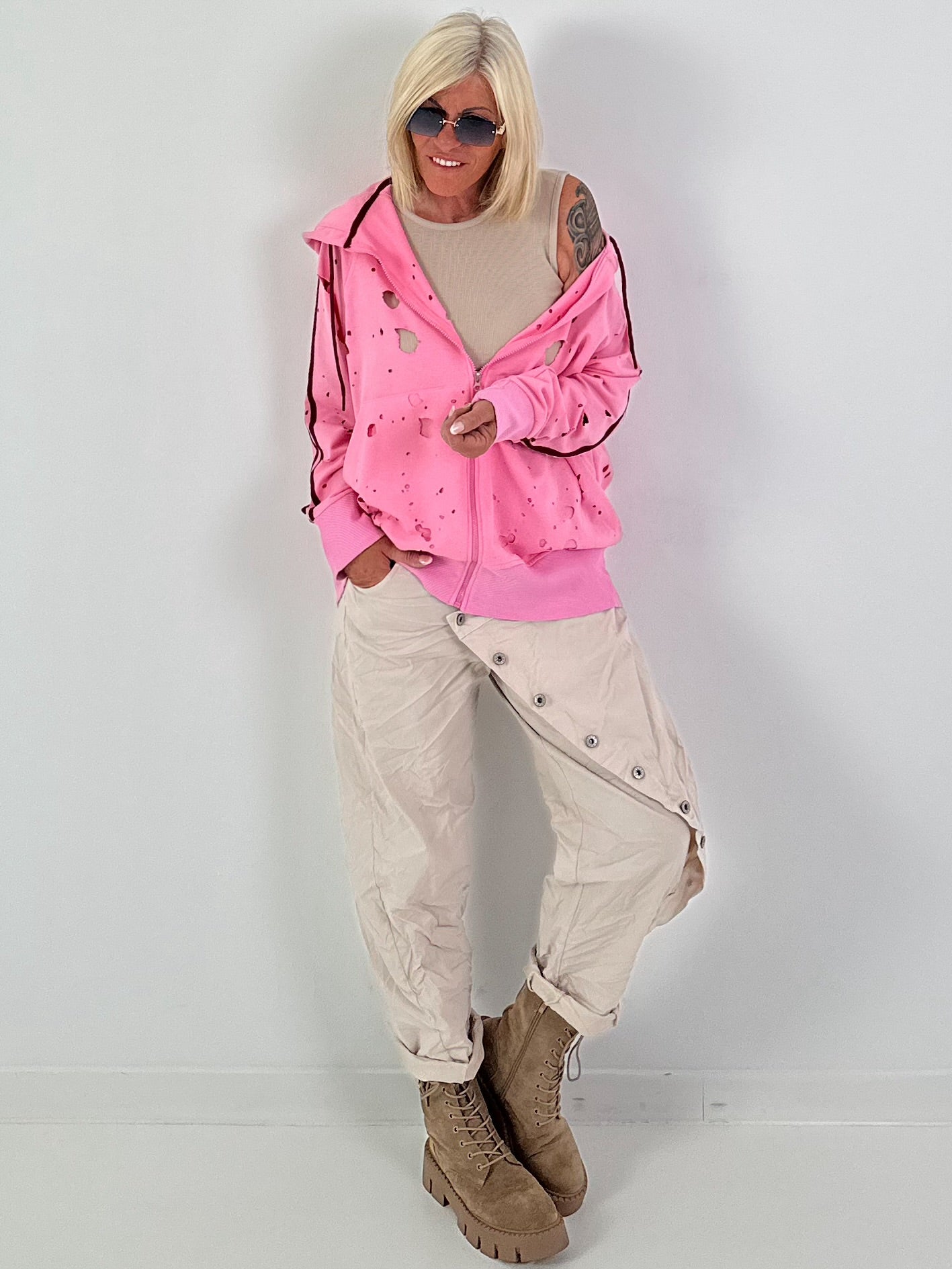 Stylische Sweatshirt Jacke mit großem Rückenpatch Dollar- rosa