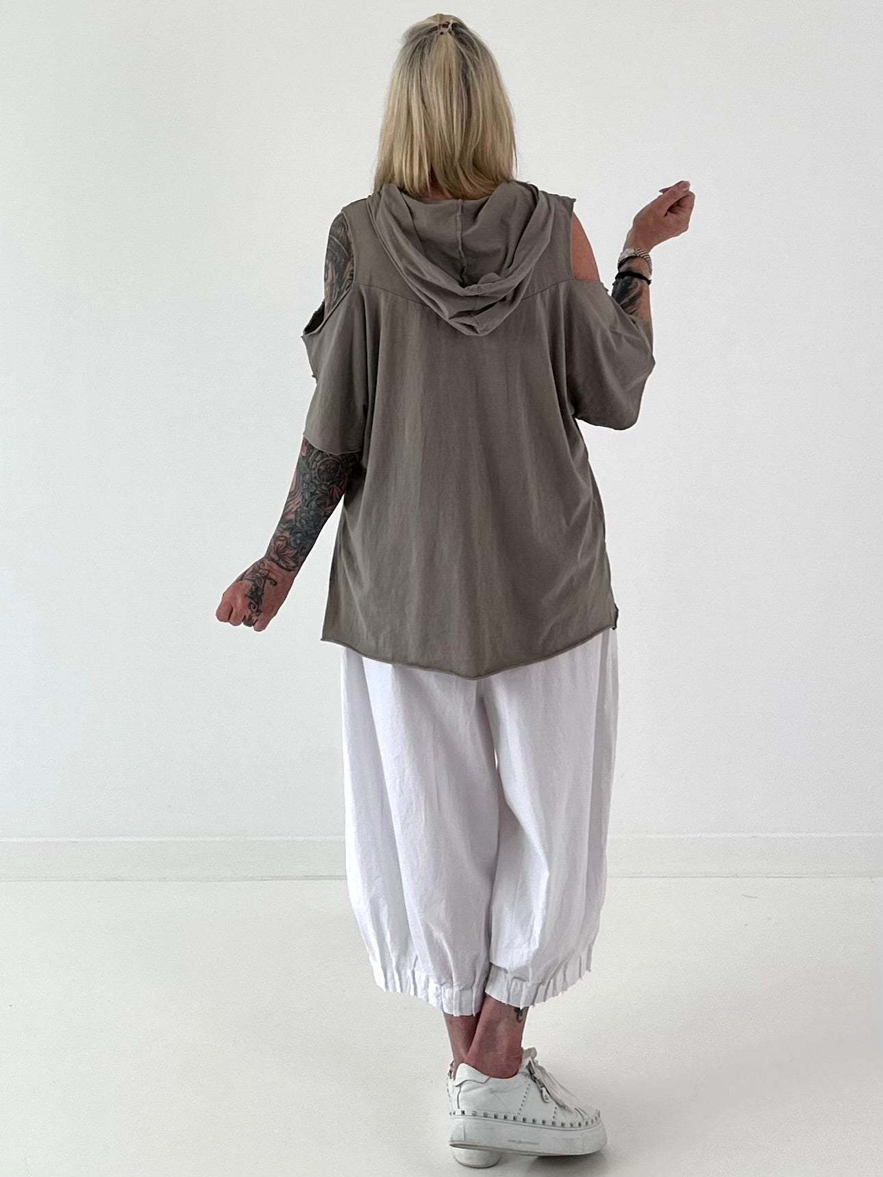 Hoodie Shirt mit Cut Out Shoulder - taupe