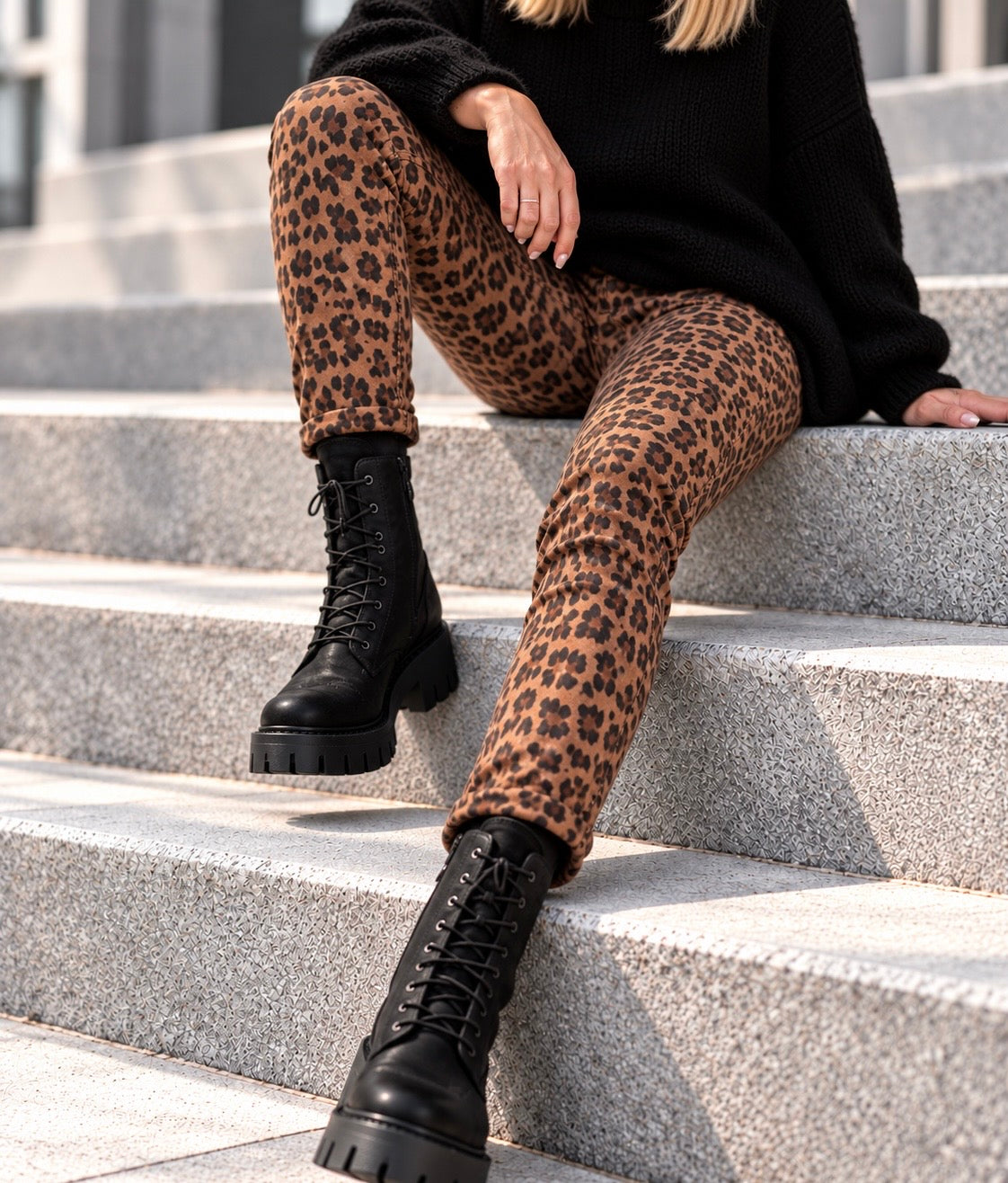 Hose im Allover Leo-Wildleder-Look - camel-mehrfarbig