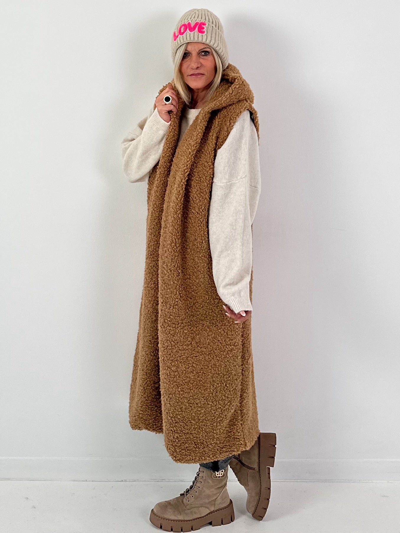 Long vest model "Leo Layers" - camel