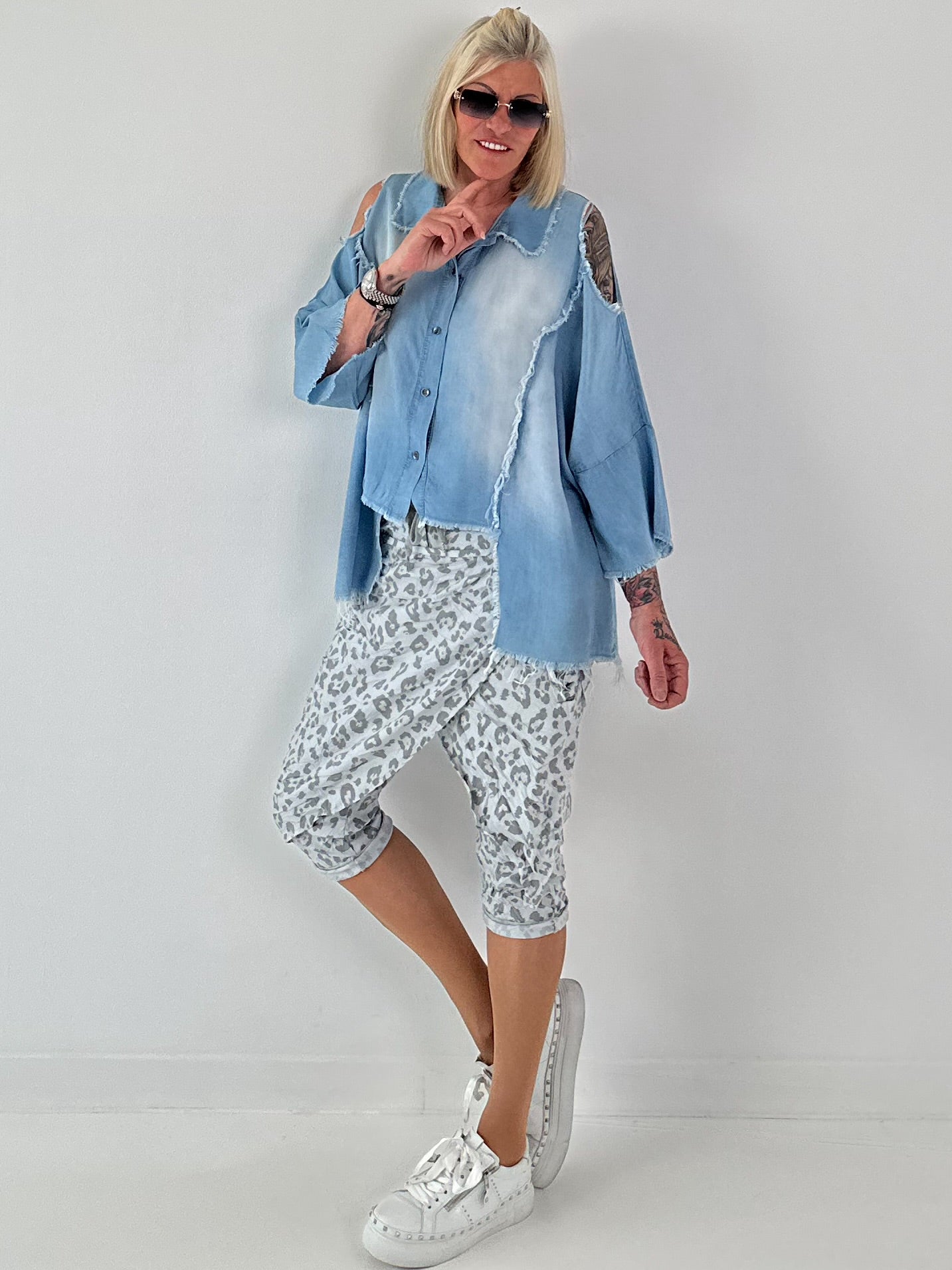 Jeanshemd mit Cold Shoulder und fransigen Abschlüssen - hellblau