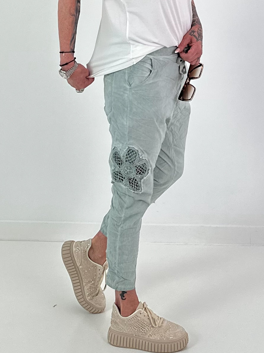 Baggy/Boyfriend broek met gehaakte bloemen aan de zijkant - kaki