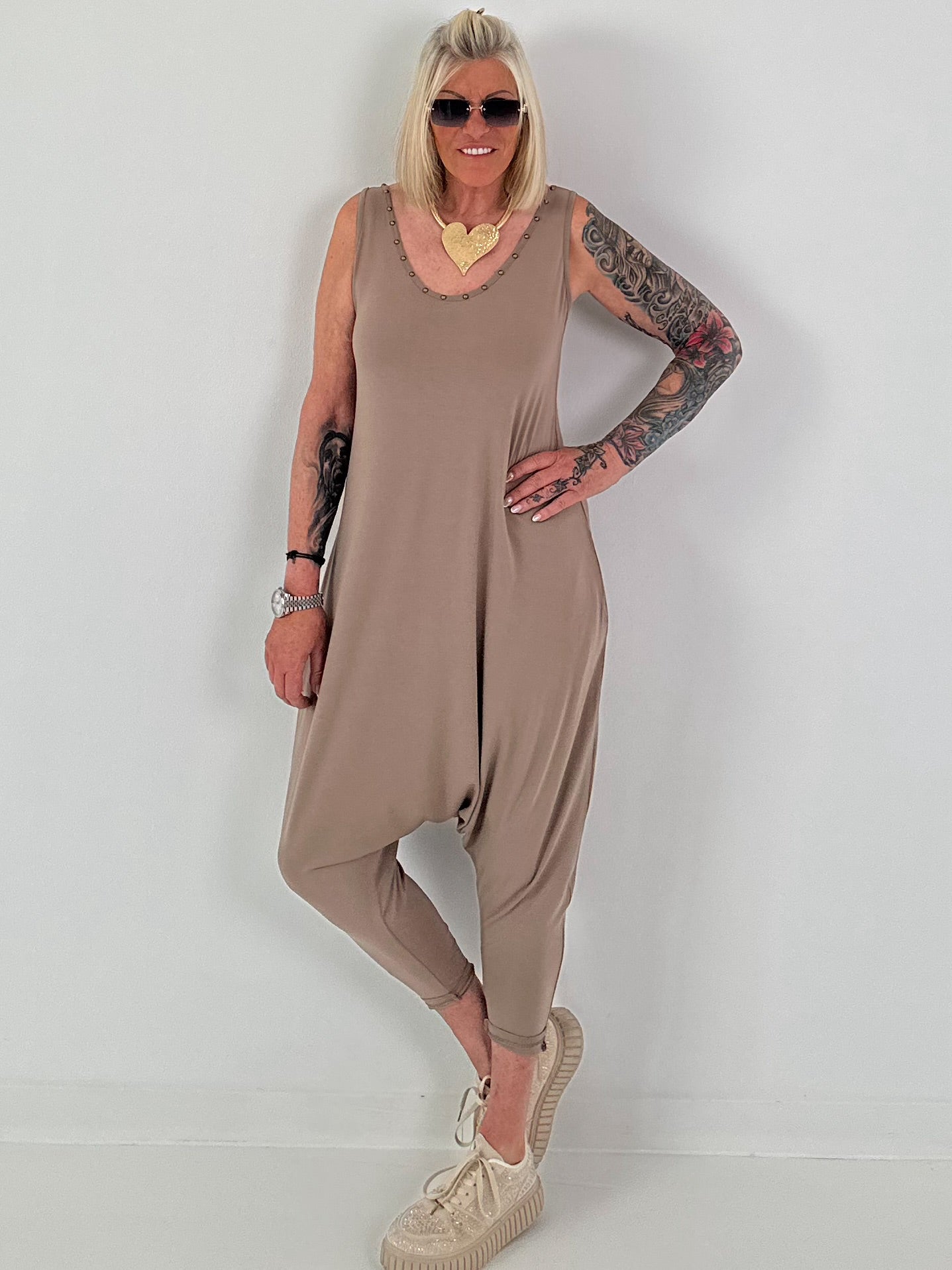 Jumpsuit mit Nieten - taupe