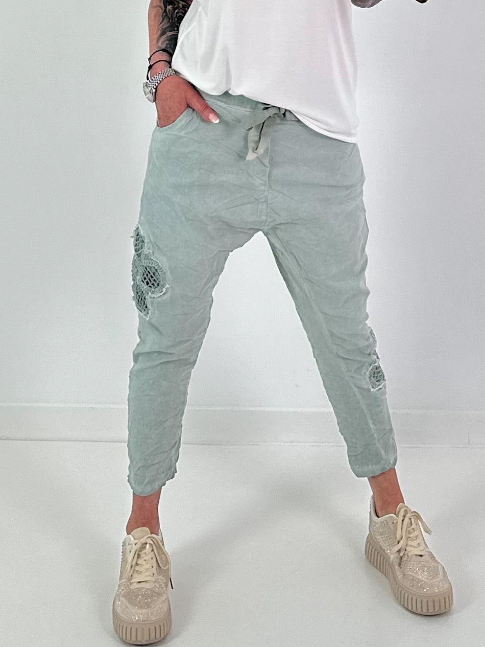 Baggy/Boyfriend broek met gehaakte bloemen aan de zijkant - kaki