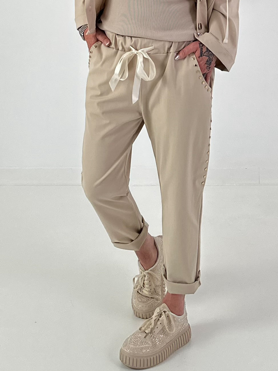 Hose mit goldenen Nieten-Details - beige