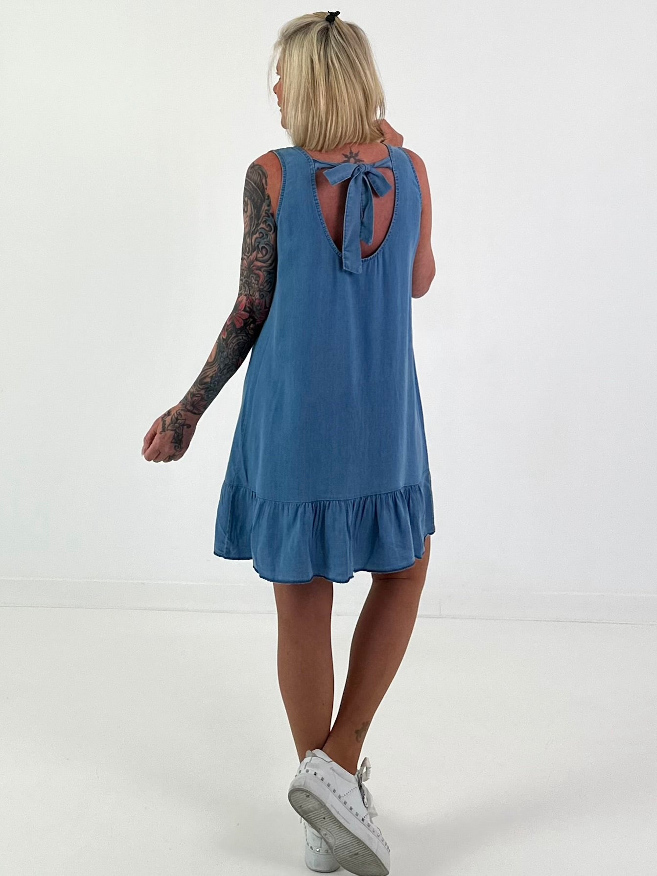 Light denim dress with flounce - blue