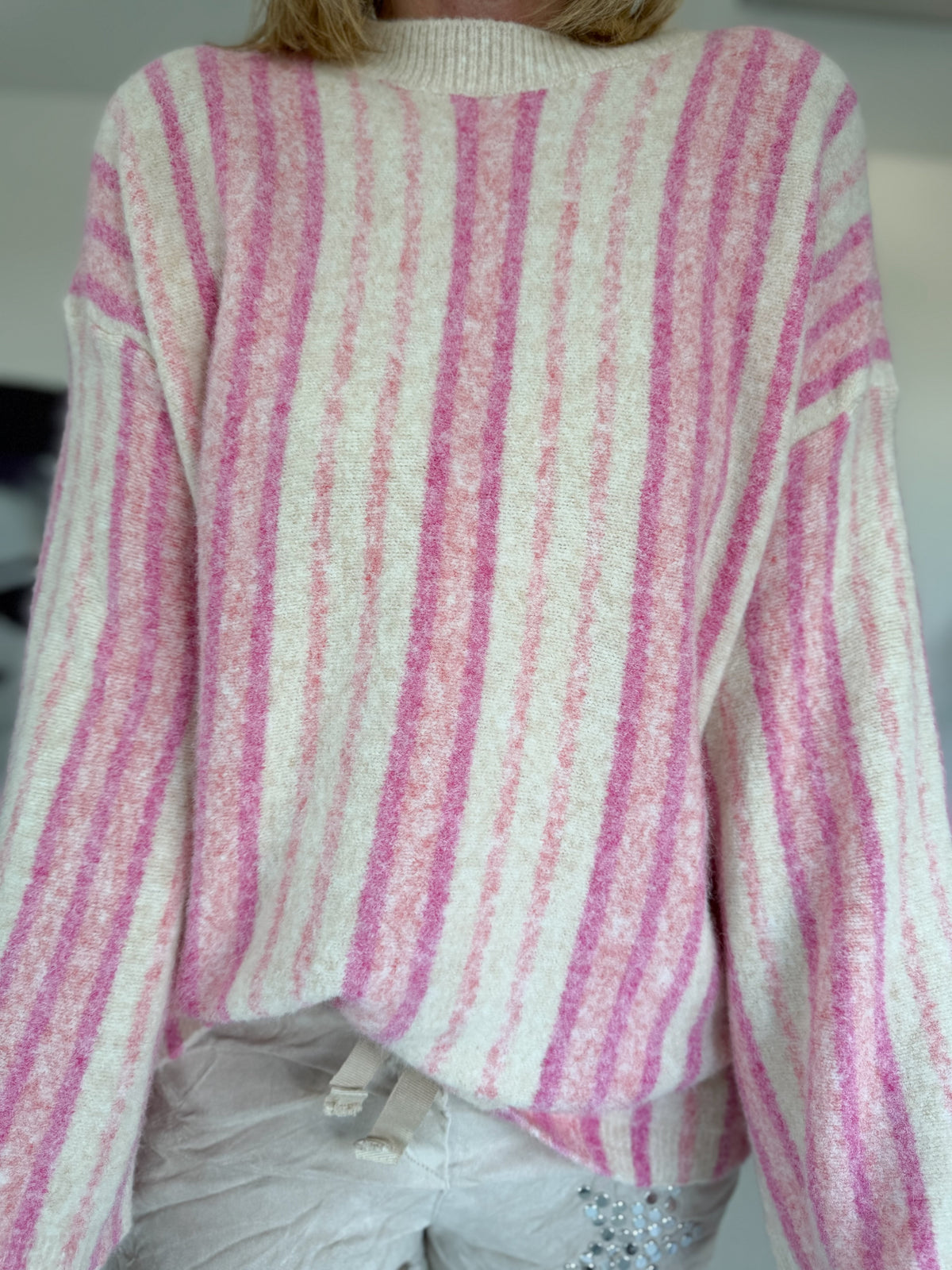 Gestreepte trui met trompetmouwen - beige-roze