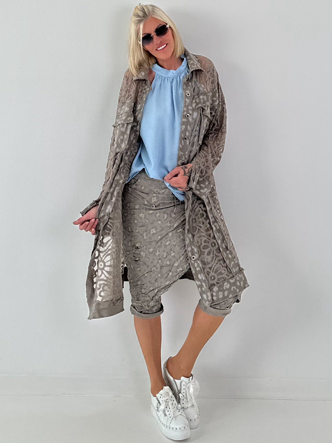 Jeansmantel mit Leo und floralem Netzeinsatz - taupe