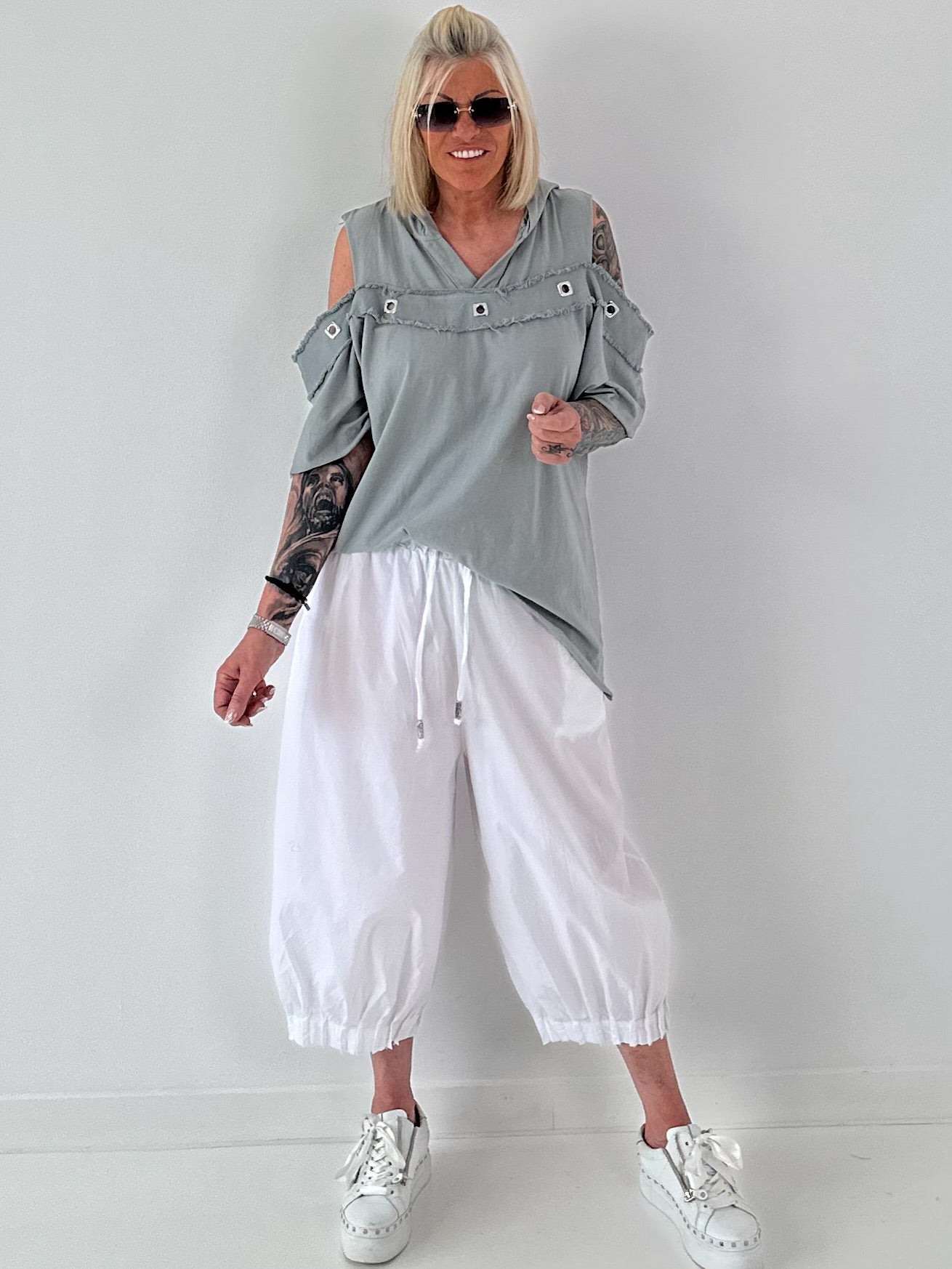 Hoodie Shirt mit Cut Out Shoulder - grau