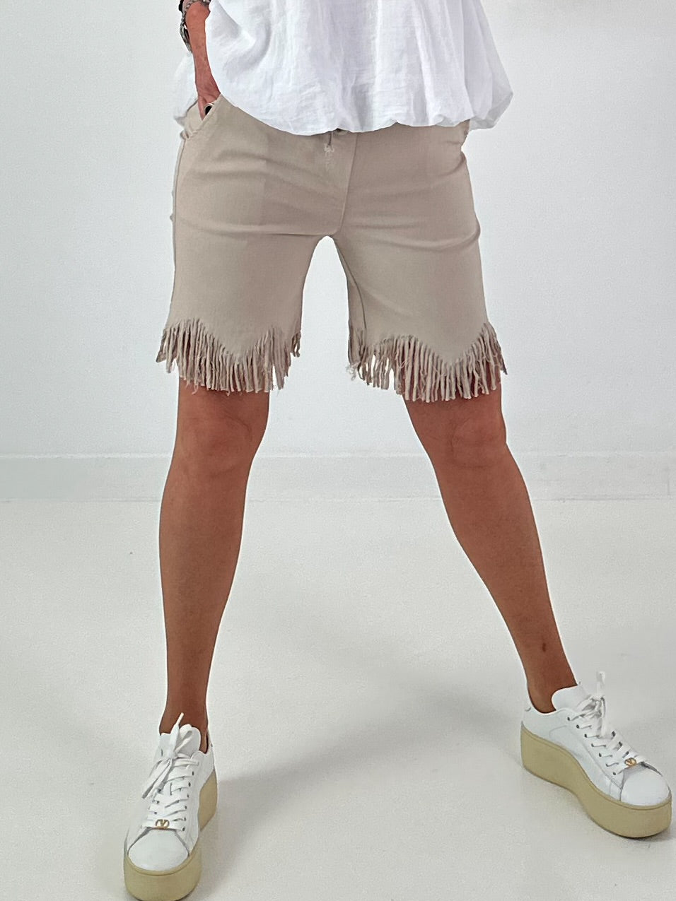 Kurze Hose mit fransigem Abschluss -beige
