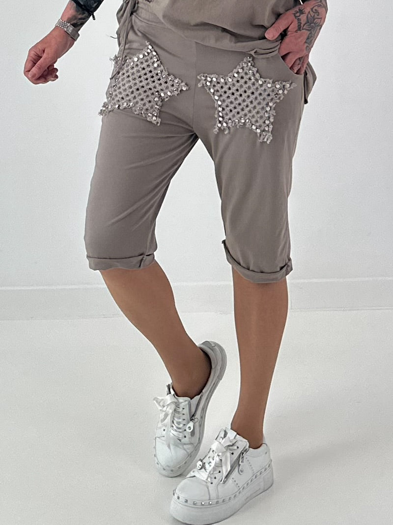 Sweat Short mit Häkelstern und  Nieten - taupe