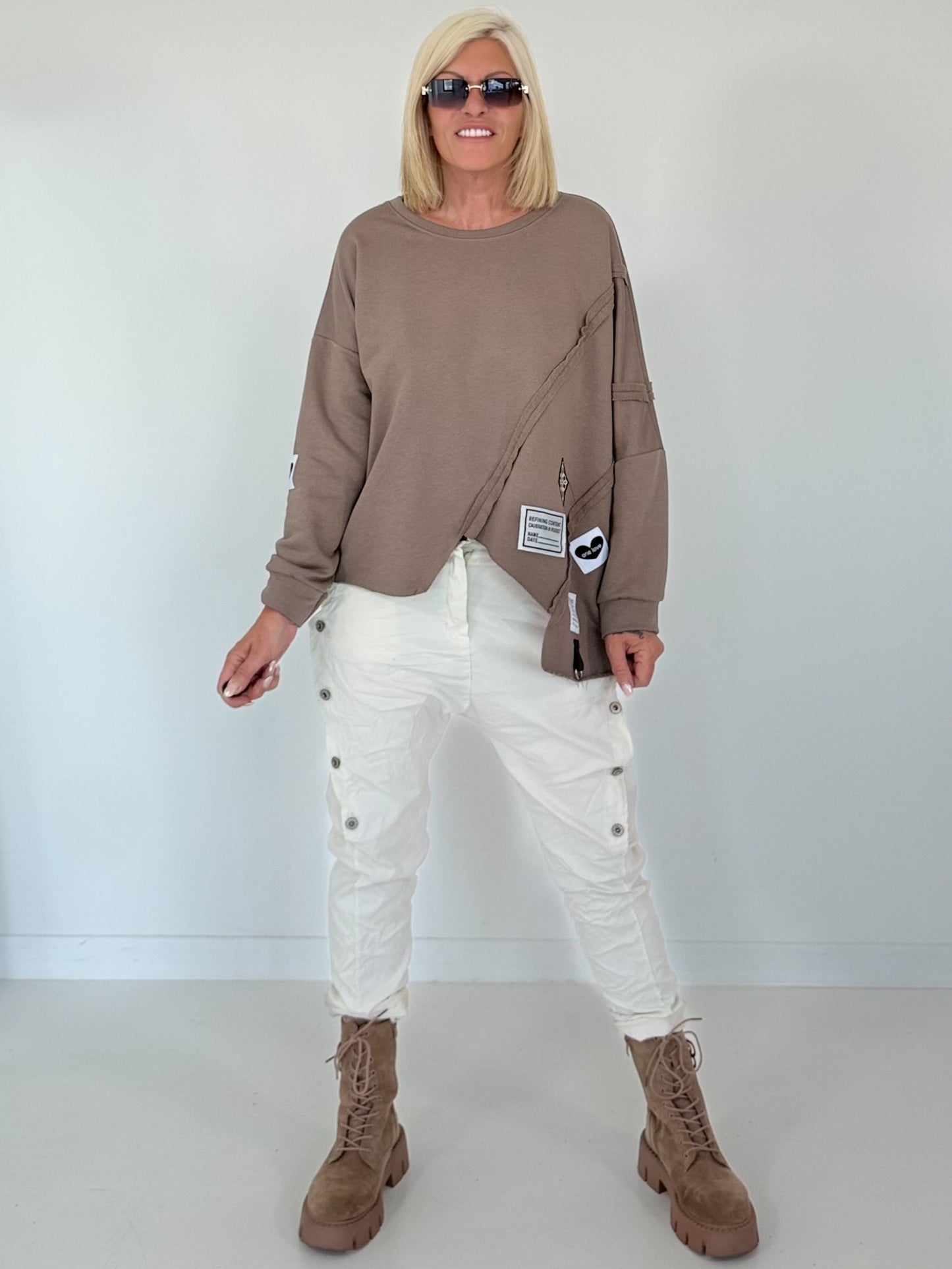 Sweater mit asymmetrischem Schnitt und Patches - taupe
