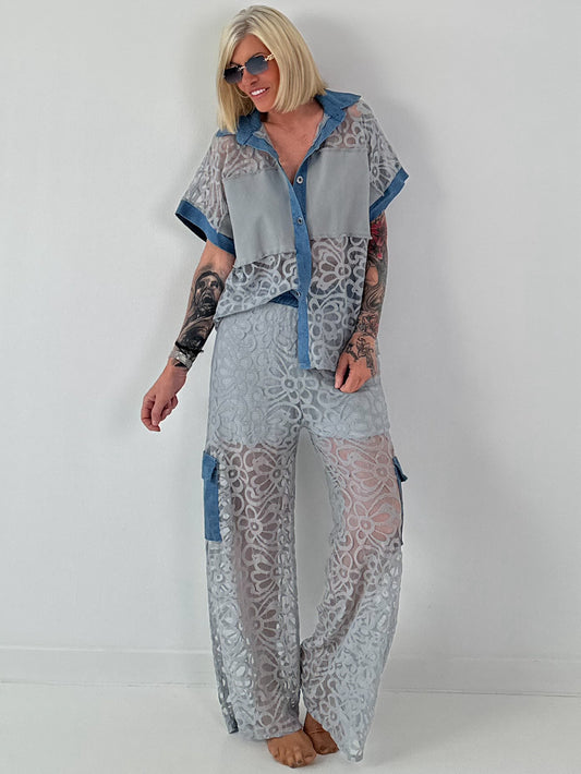 Ausgefallener Zweiteiler mit aufwendigen Denim Details- grau