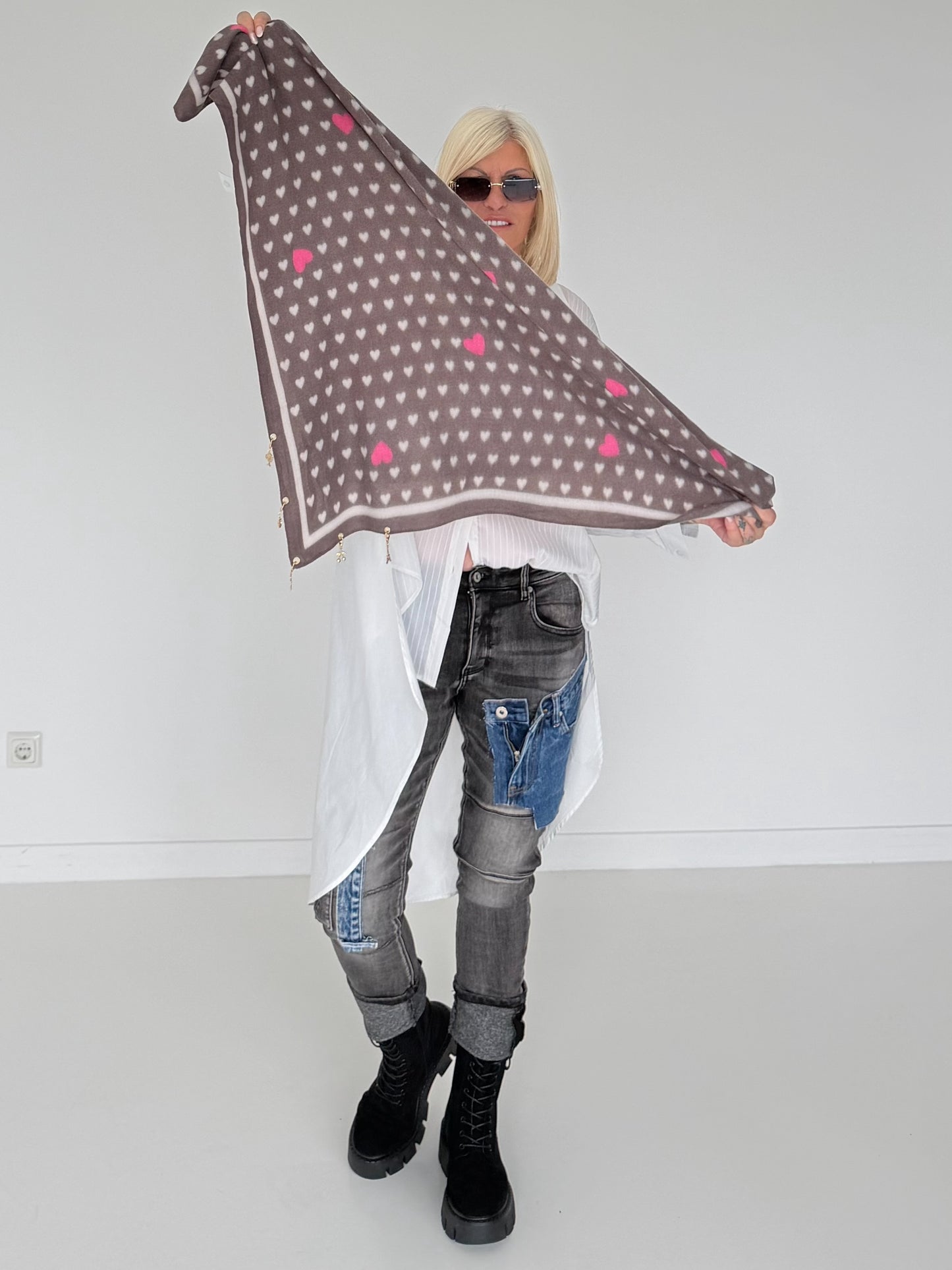 Dreieckstuch mit All Over Herz-Print und Charms - mokka-beige