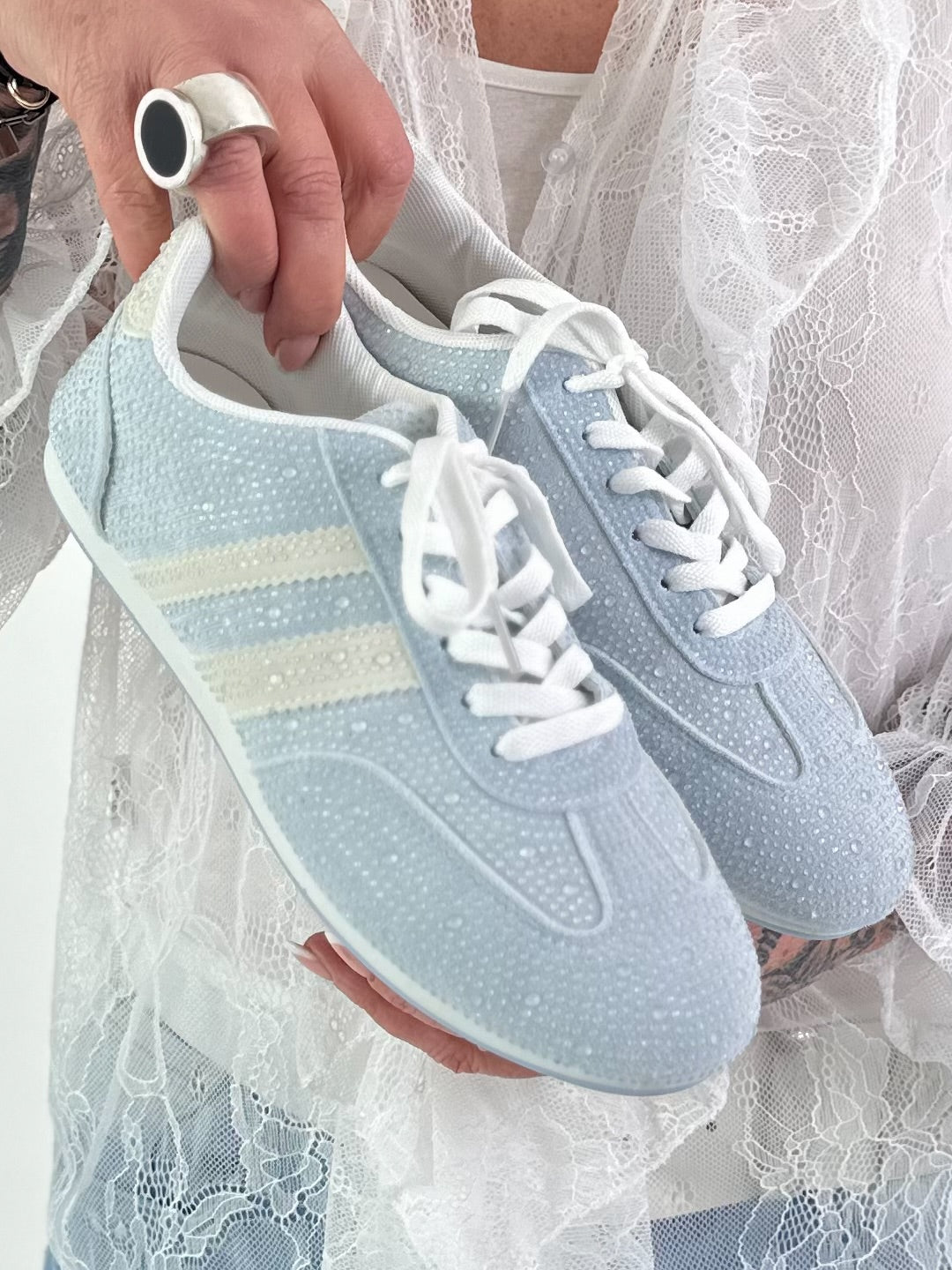 Sneaker mit Steinchen - hellblau