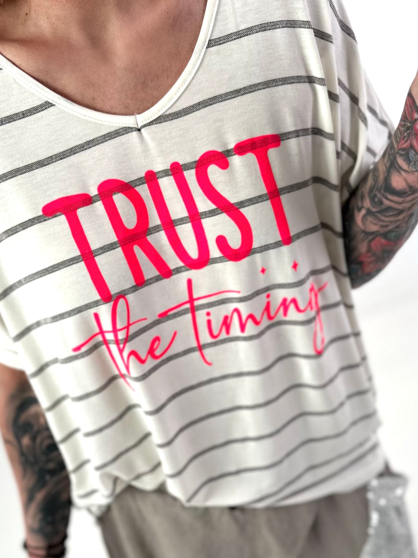 T-Shirt Trust the Timing - ecru-schwarz