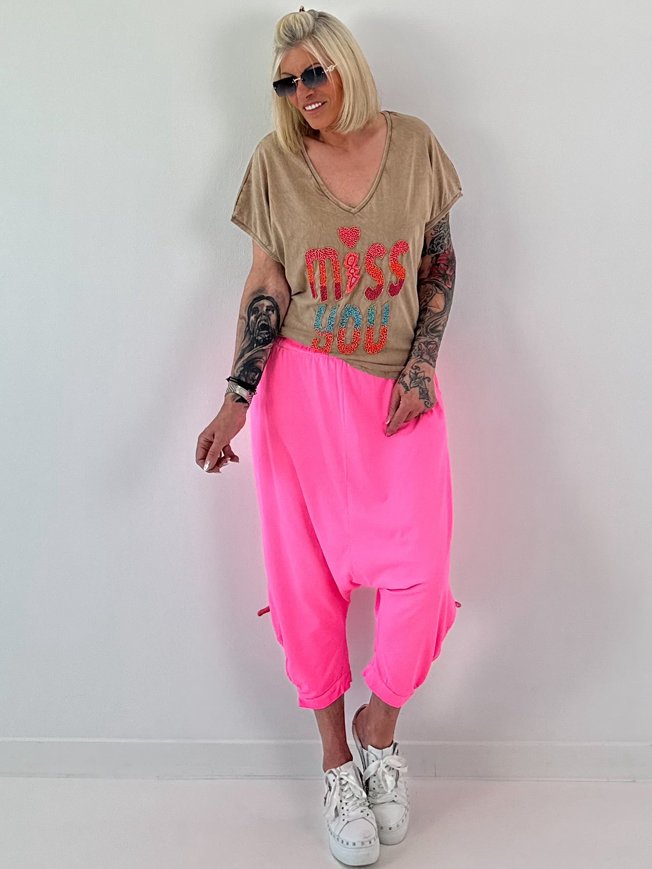 T-shirt met geborduurde pareltekst - camel