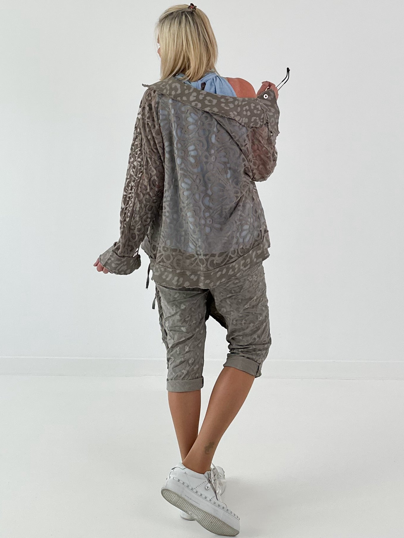 Jeansjacke mit Leo und floralem Netzeinsatz - taupe