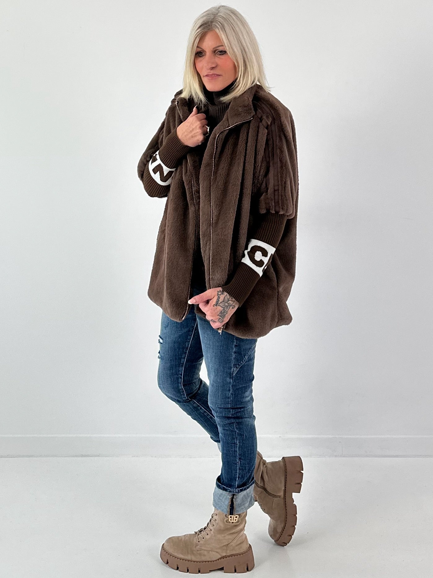 Bontjas met gebreide mouwen, model "Fluffline" - chocolade