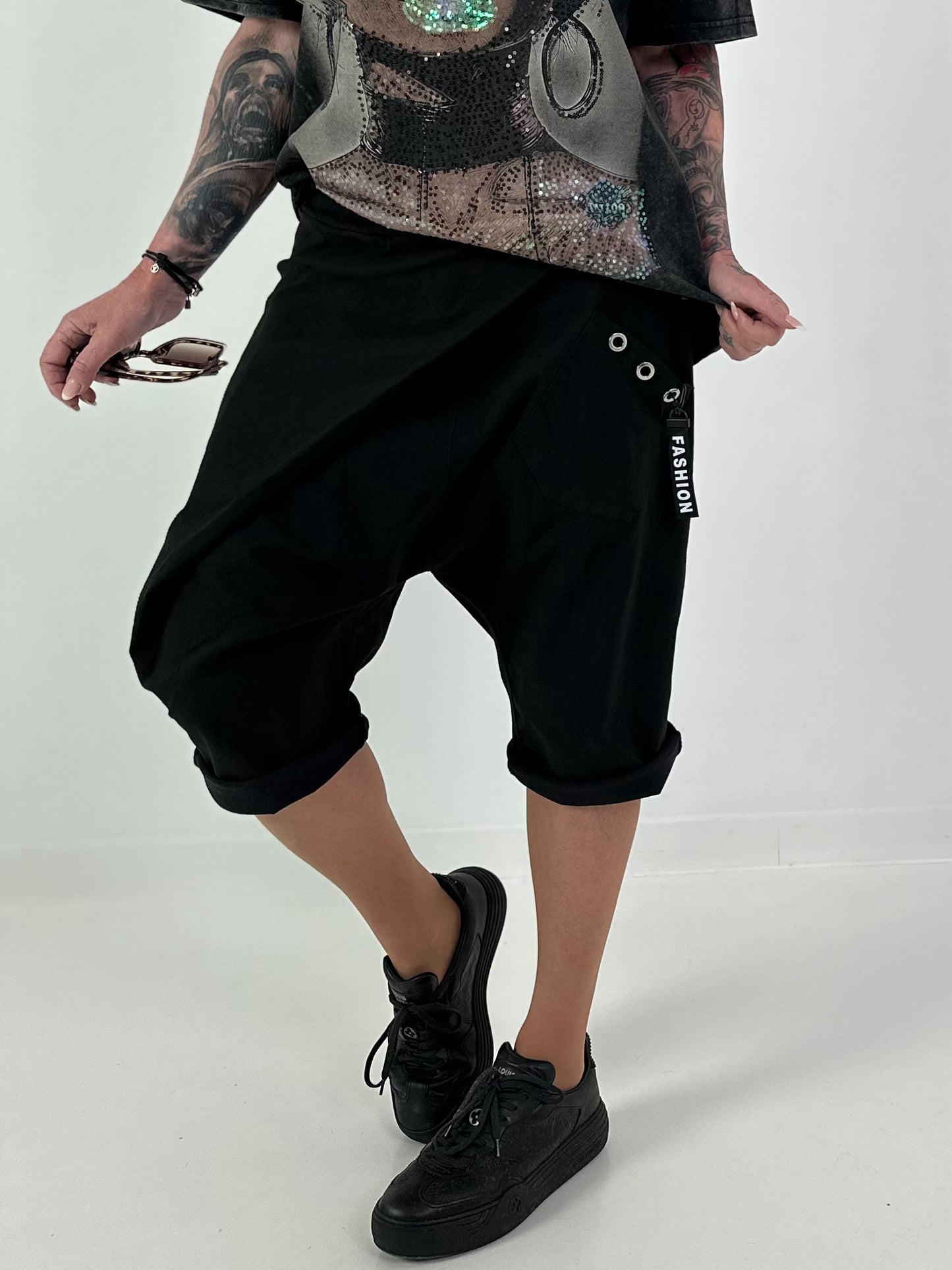 Baggy Short mit Überwurf und Tasche mit Details - schwarz