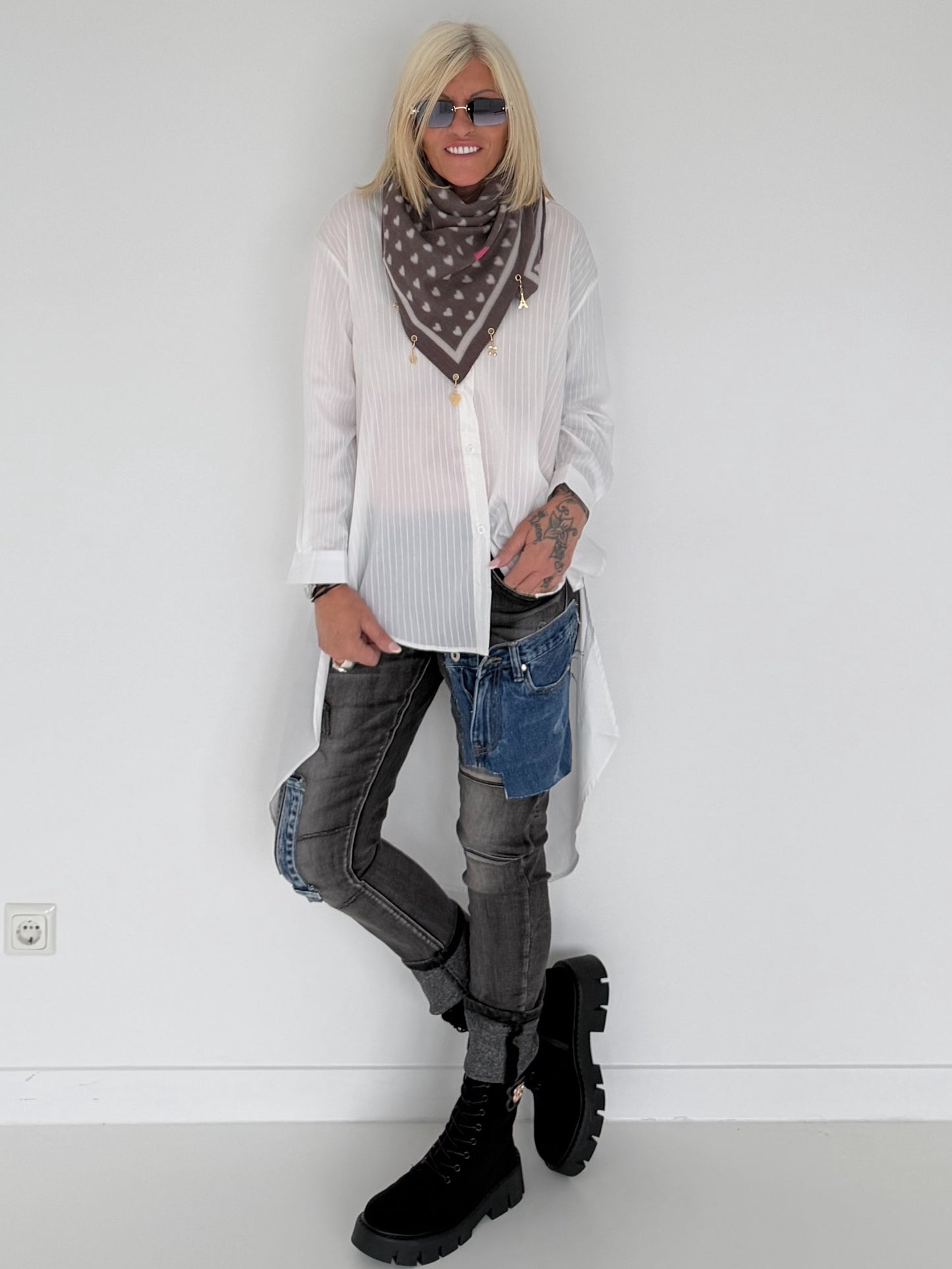 Dreieckstuch mit All Over Herz-Print und Charms - mokka-beige