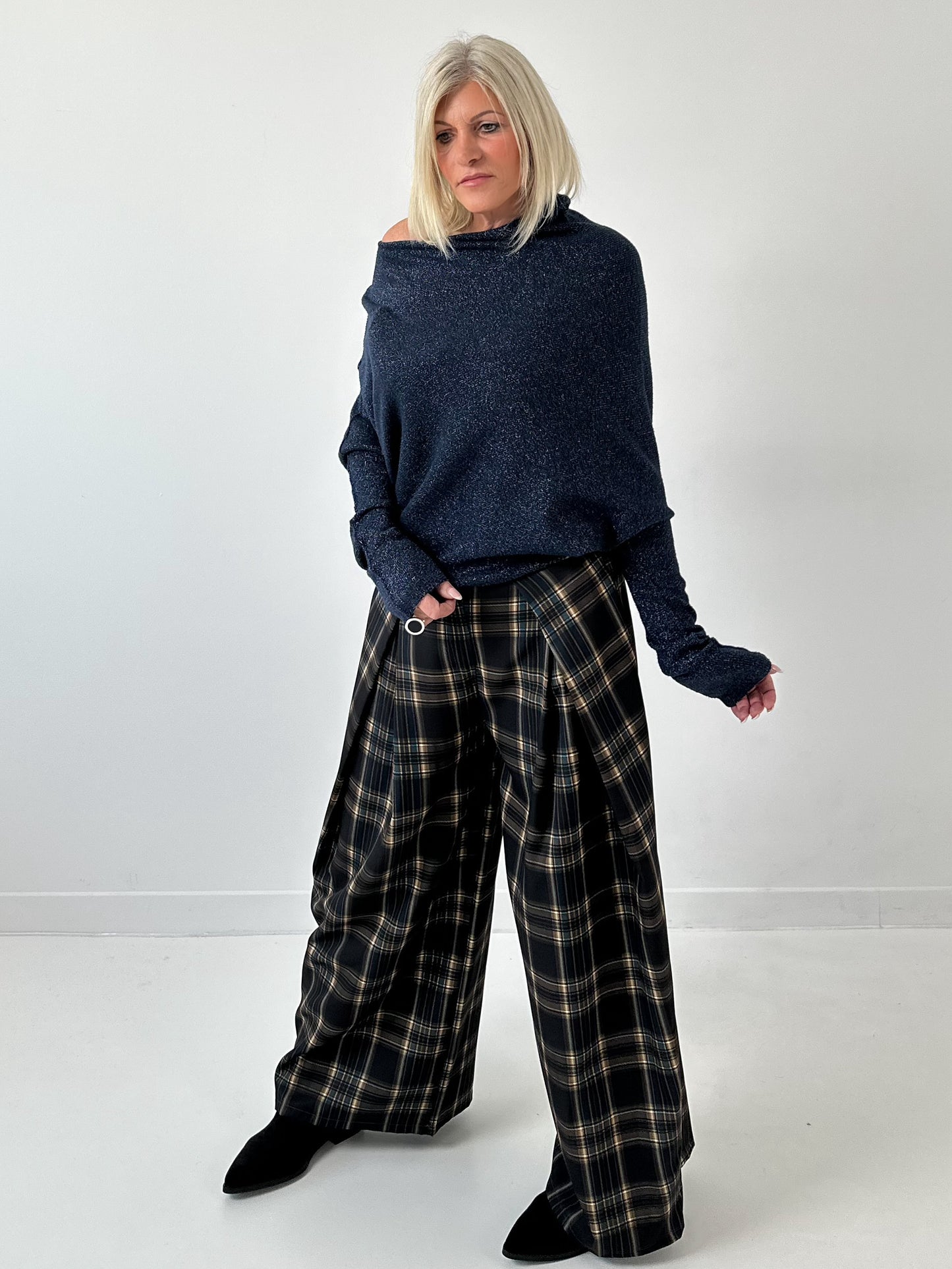 Asymmetrische trui model "Asym Glow" - middernachtblauw