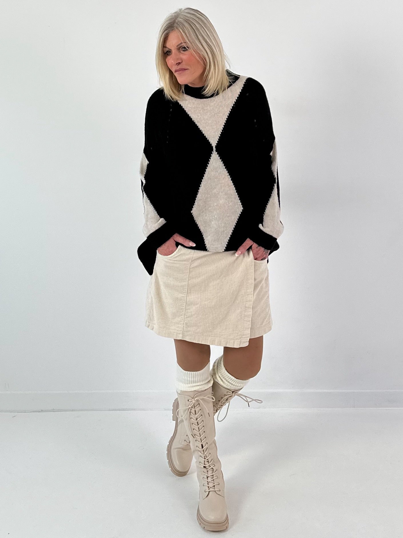Sweater model "Geometric Glow" - black-beige