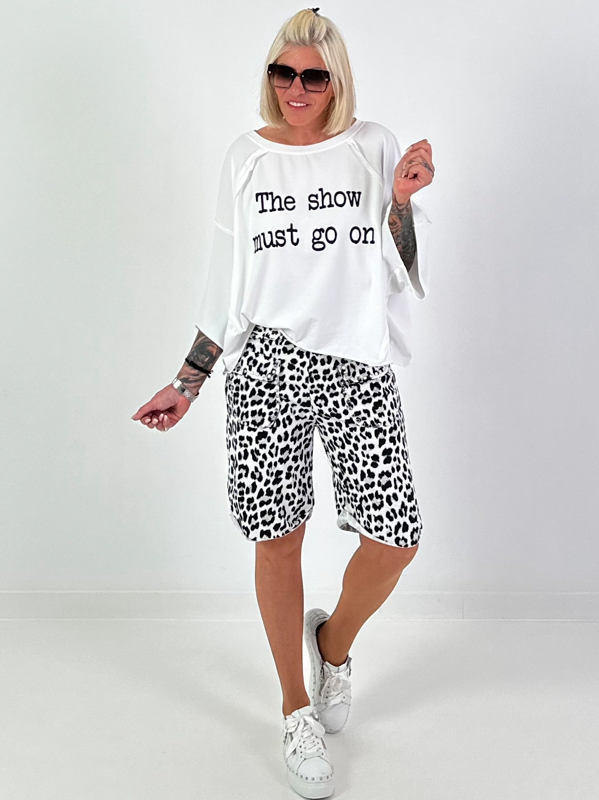 Oversized Shirt Show Must Go On - weiss