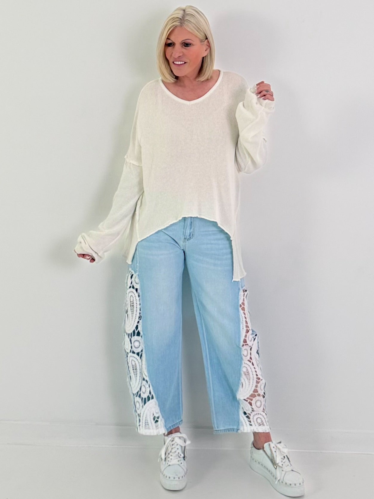 Jeans mit seitlichen Häkeleinsätzen - light-denim