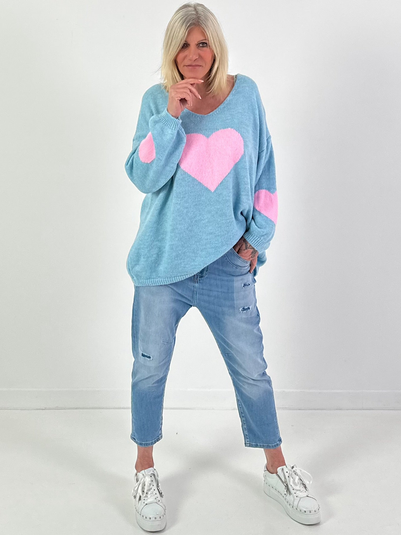 Oversized Pullover Modell "Heart Flair" - hellblau
