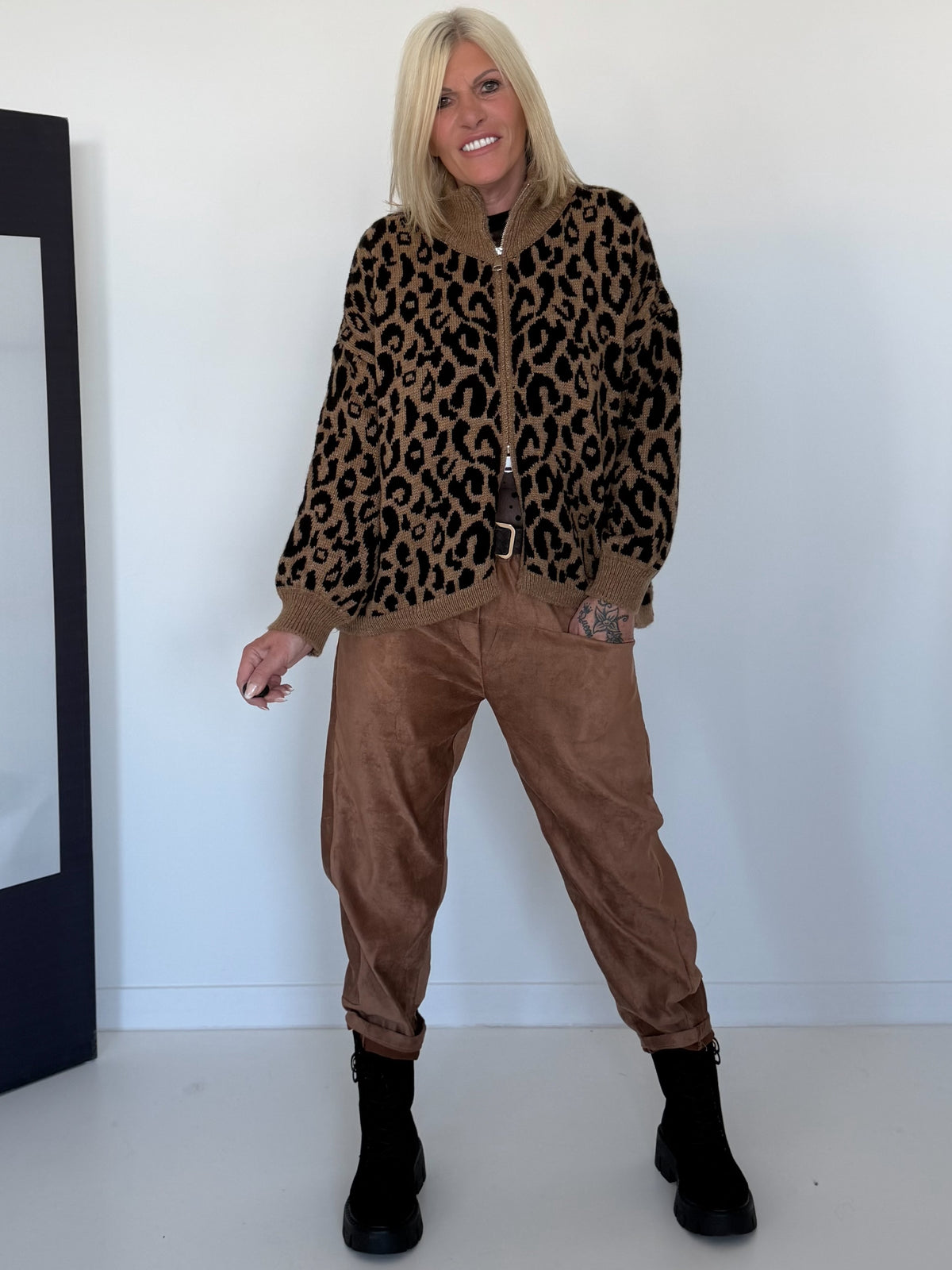 Strickjacke im Leo-Style - camel-schwarz
