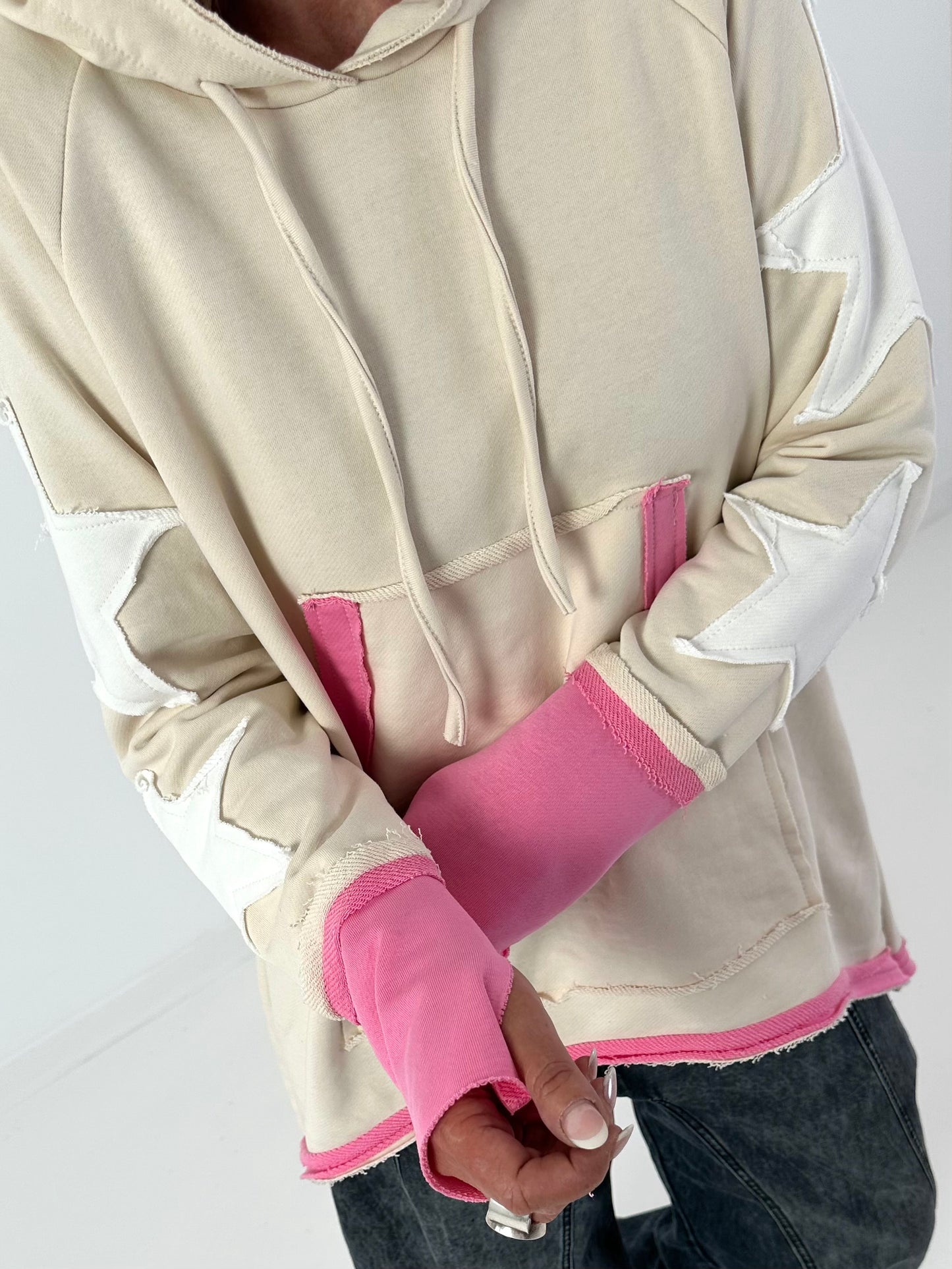 Lässiger Long Hoodie mit Daumenloch und trendigen Sternenelementen - beige