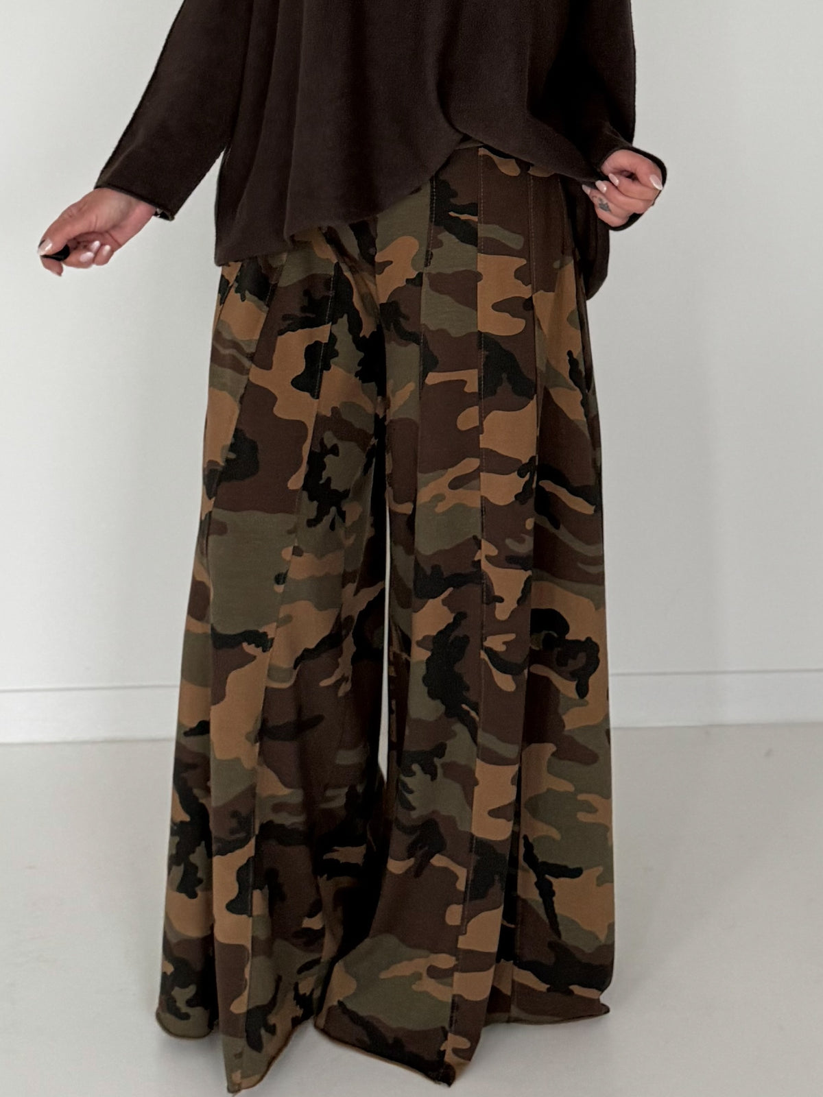 Palazzo sweatpants in camouflage look - mocha-multicolored