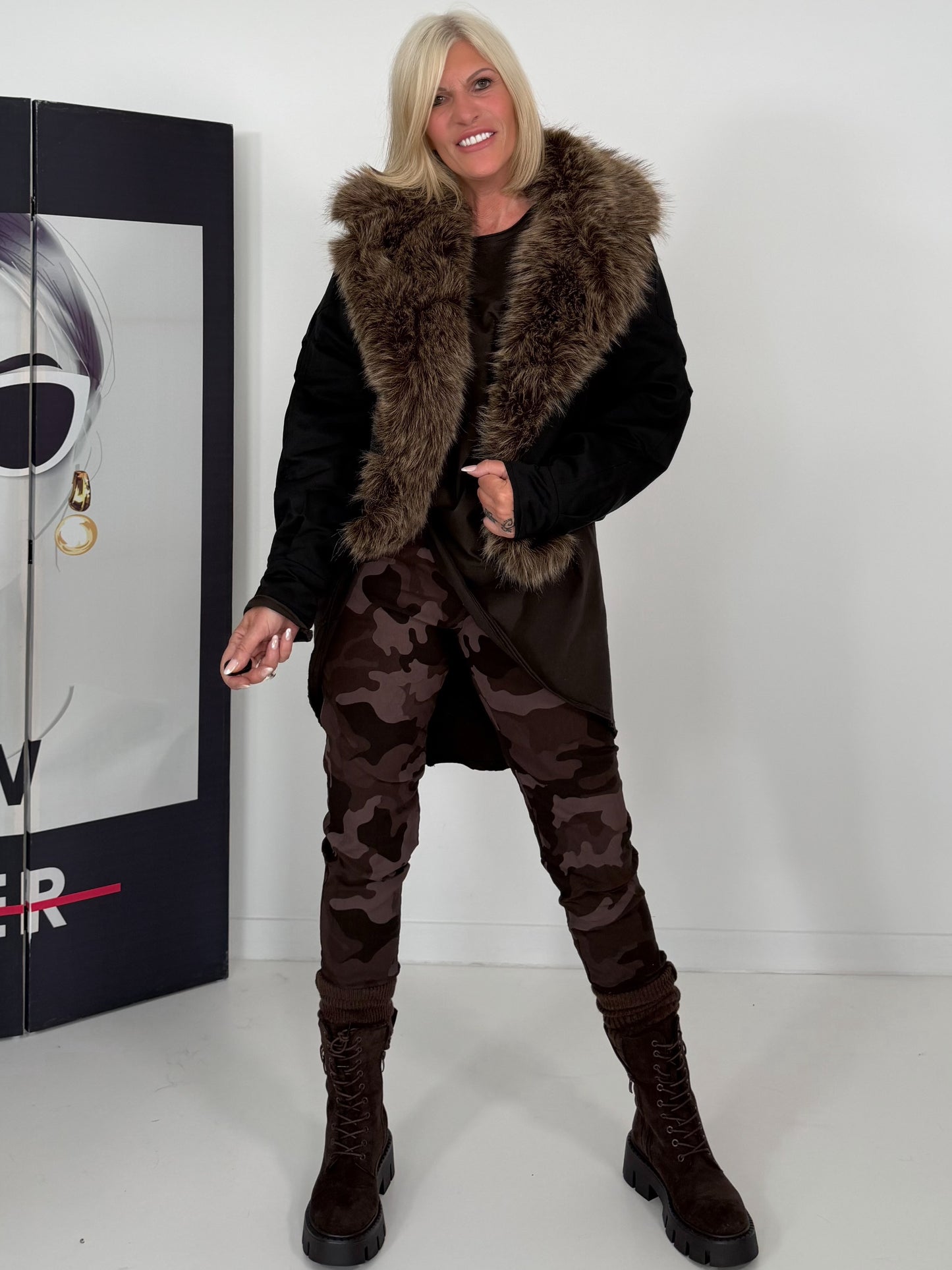 Jacke mit kuscheligem Fellkragen - schwarz