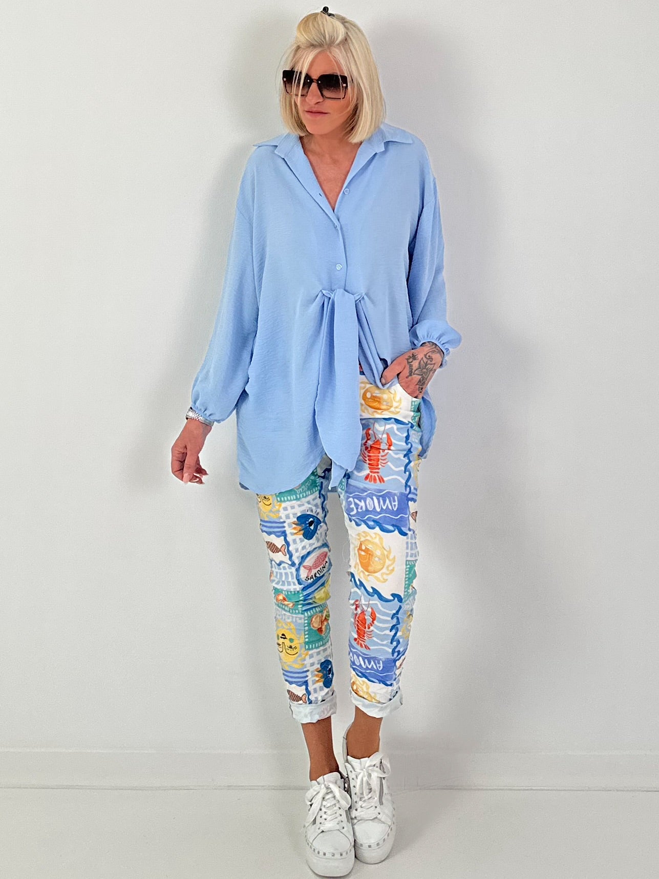 Lange blouse met strikceintuur – lichtblauw
