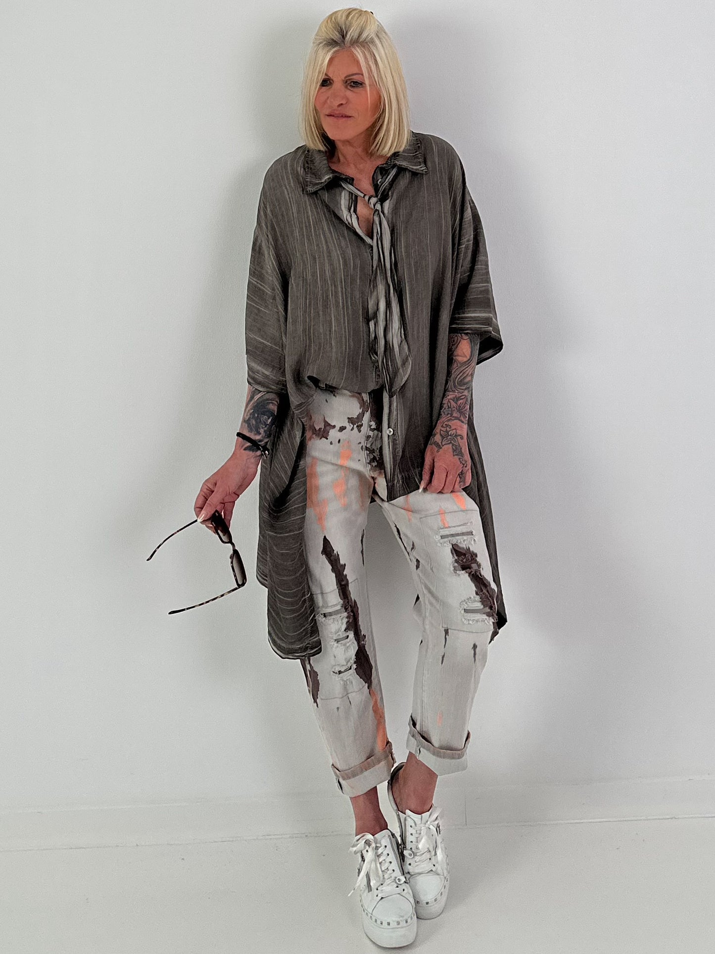 Jeans mit Batikmuster - grau-neonorange-dunkelbraun